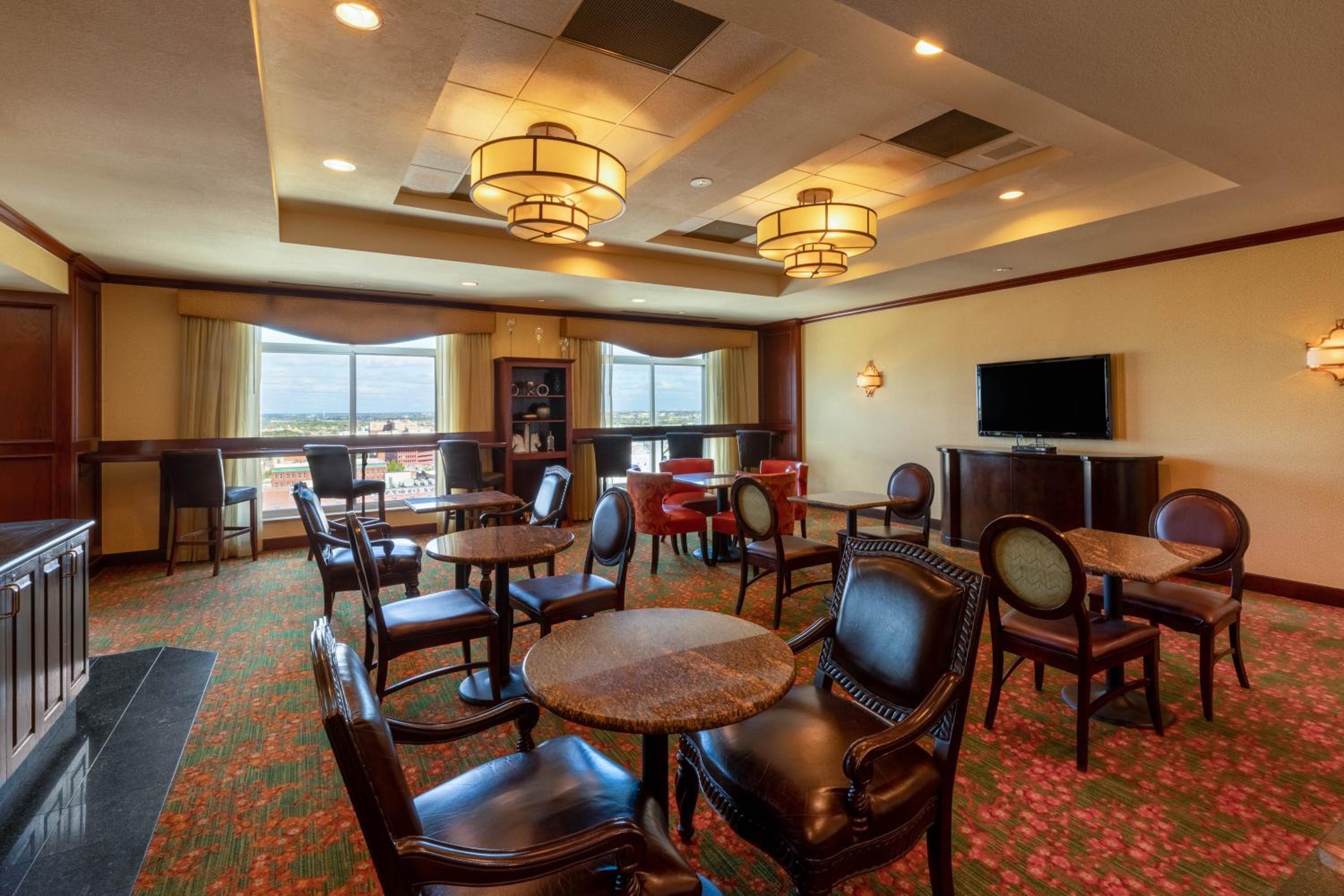 1 King Bed, Club Floor, Non-Smoking - Photo 3