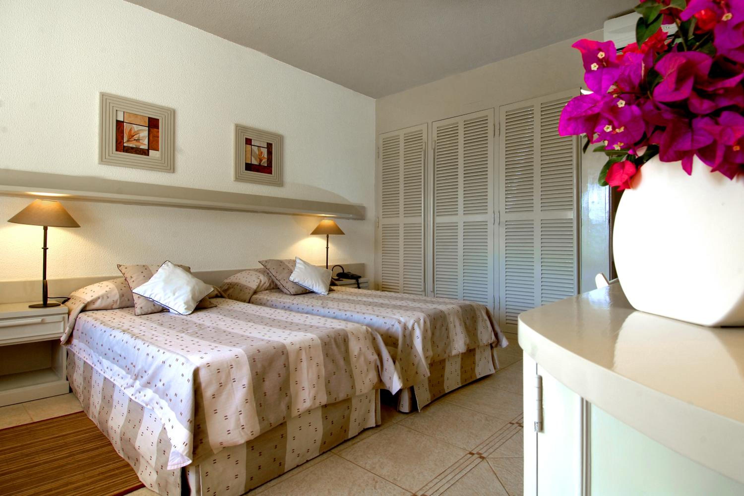 Double or Twin Room with Garden View - Photo 2