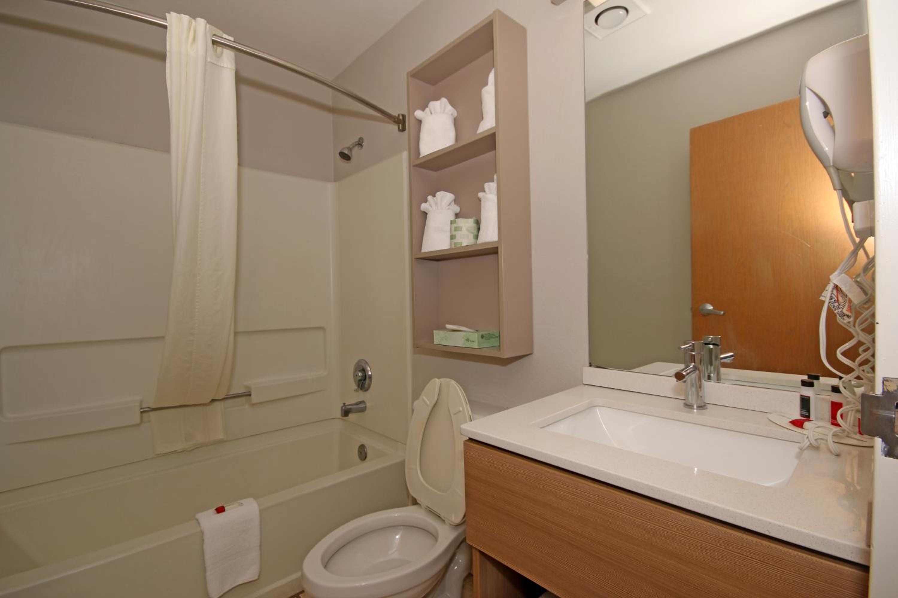 Queen Room with Two Queen Beds - Non-Smoking - Photo 6