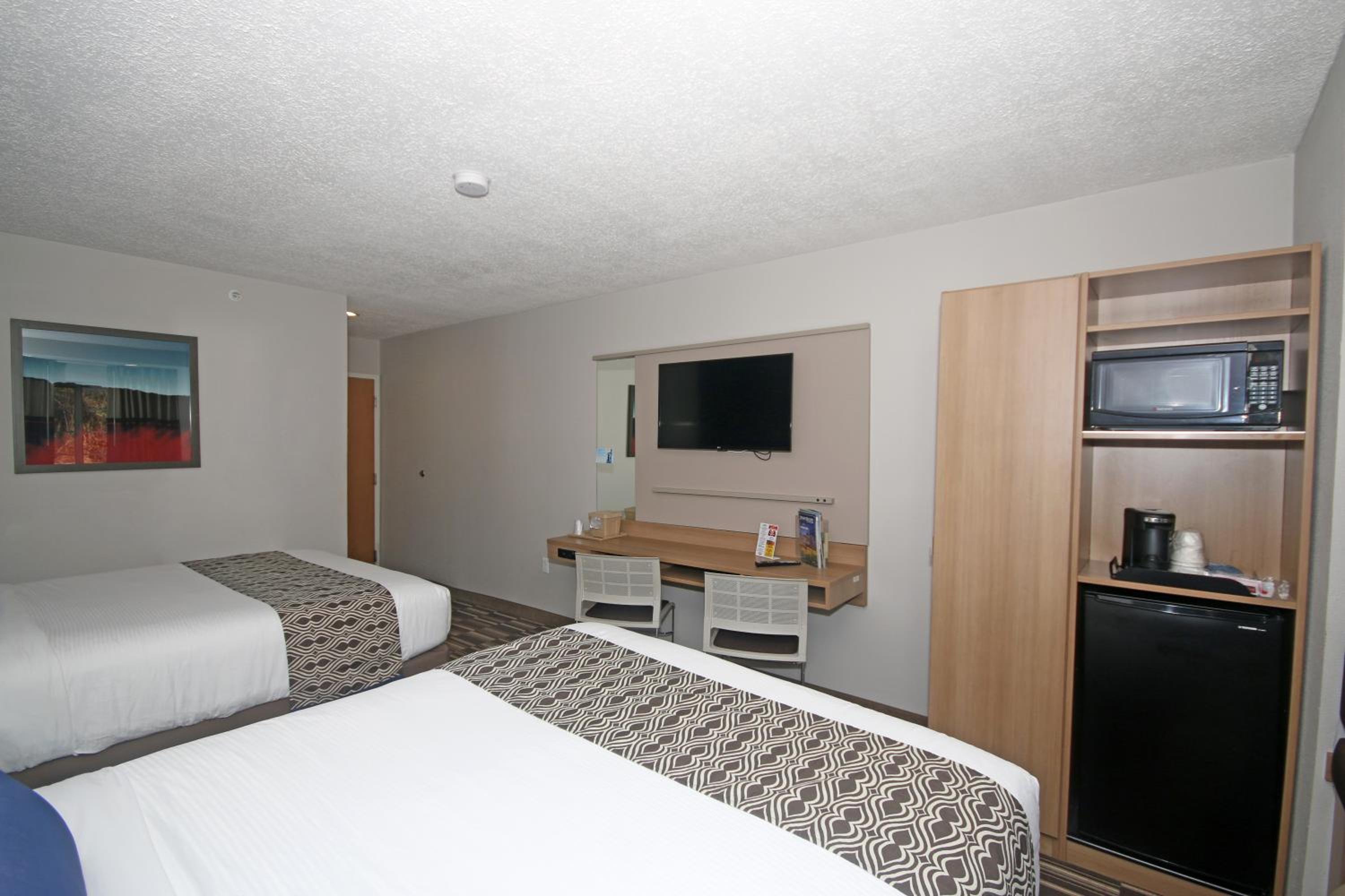 Queen Room with Two Queen Beds - Non-Smoking - Photo 2