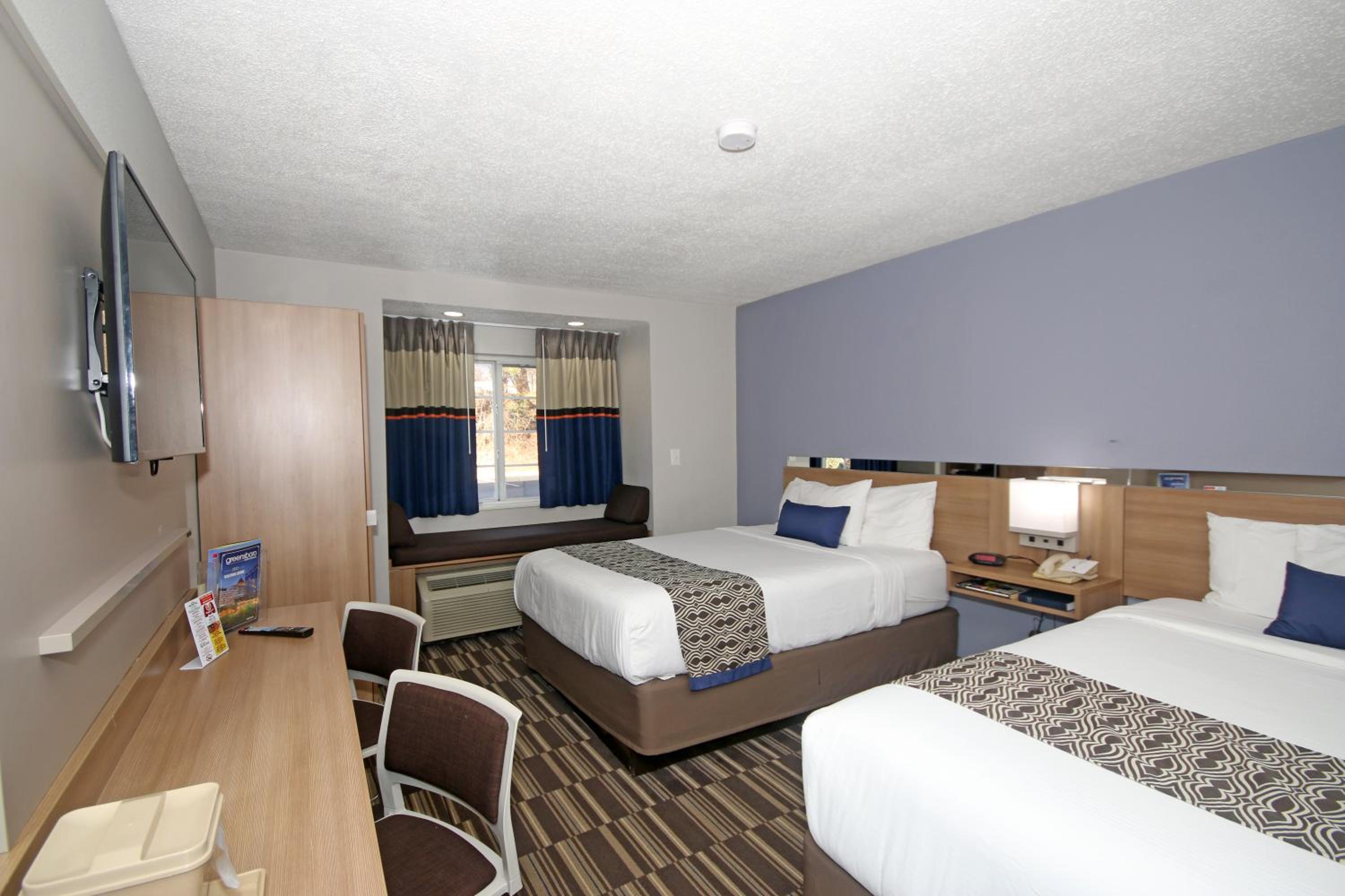 Queen Room with Two Queen Beds - Non-Smoking - Photo 5
