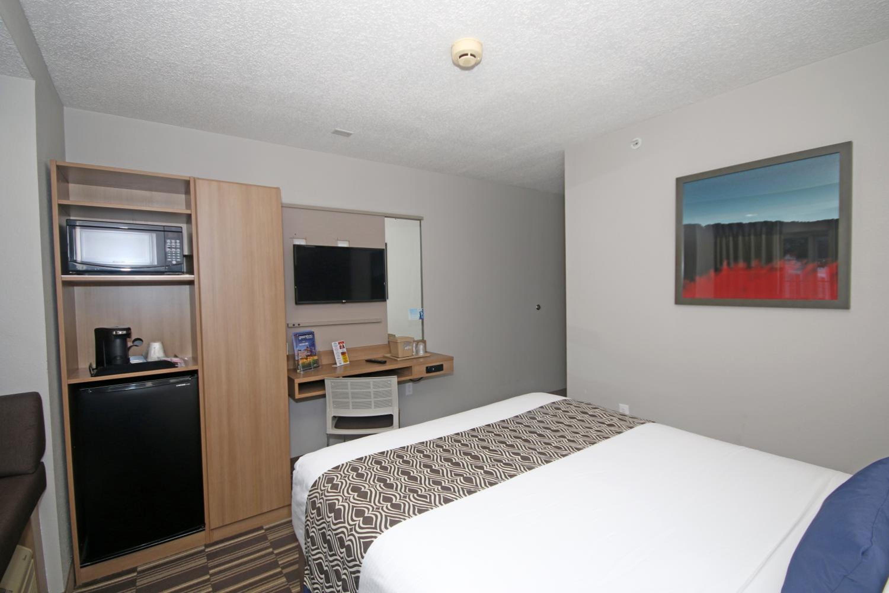 Deluxe Queen Room - Disability Access/Non-Smoking - Photo 1