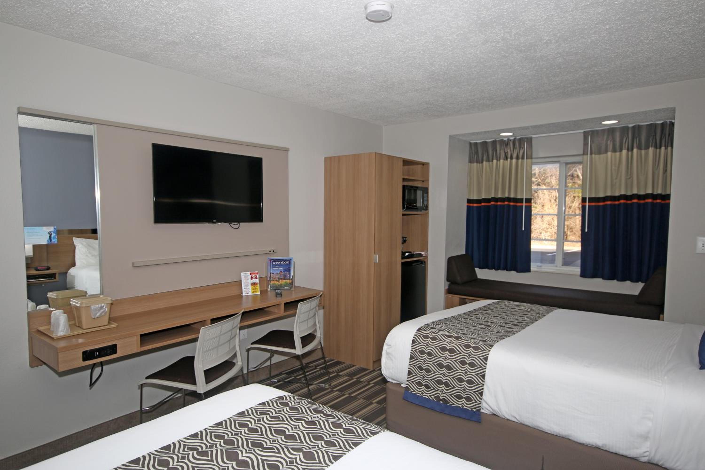 Queen Room with Two Queen Beds - Non-Smoking - Photo 4