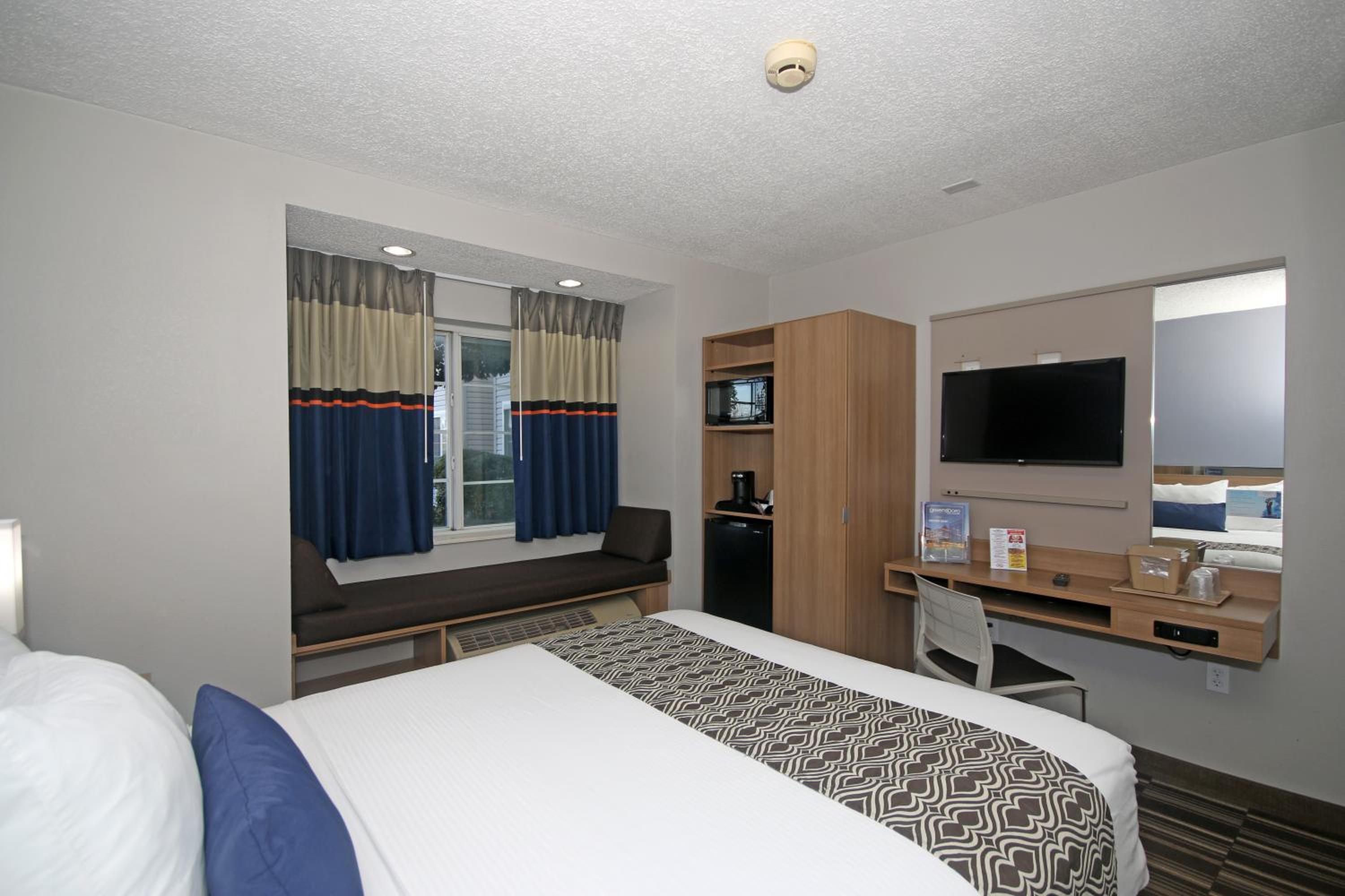 Deluxe Queen Room - Disability Access/Non-Smoking - Photo 2