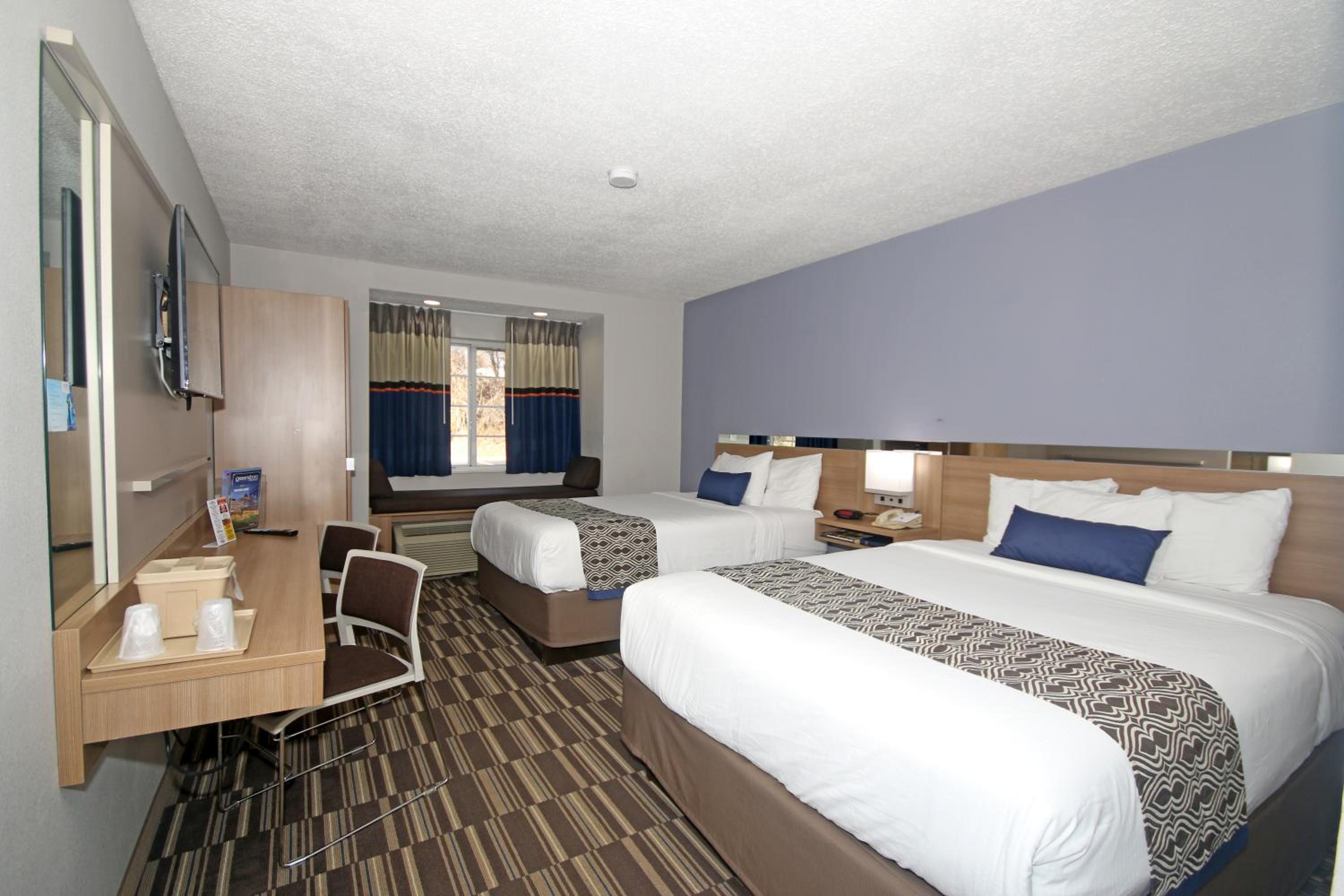 Queen Room with Two Queen Beds - Non-Smoking - Photo 3