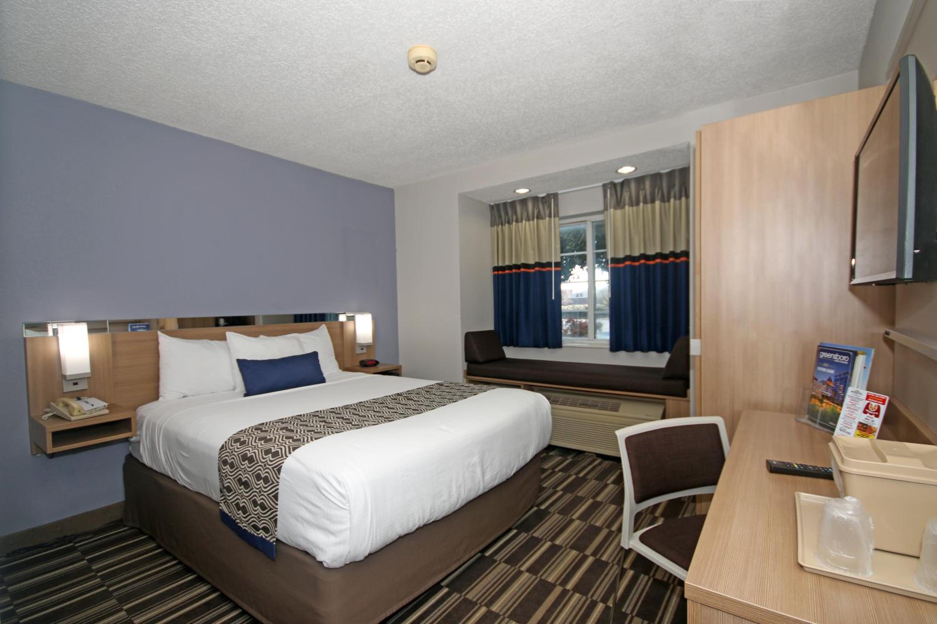 Deluxe Queen Room - Disability Access/Non-Smoking - Photo 3
