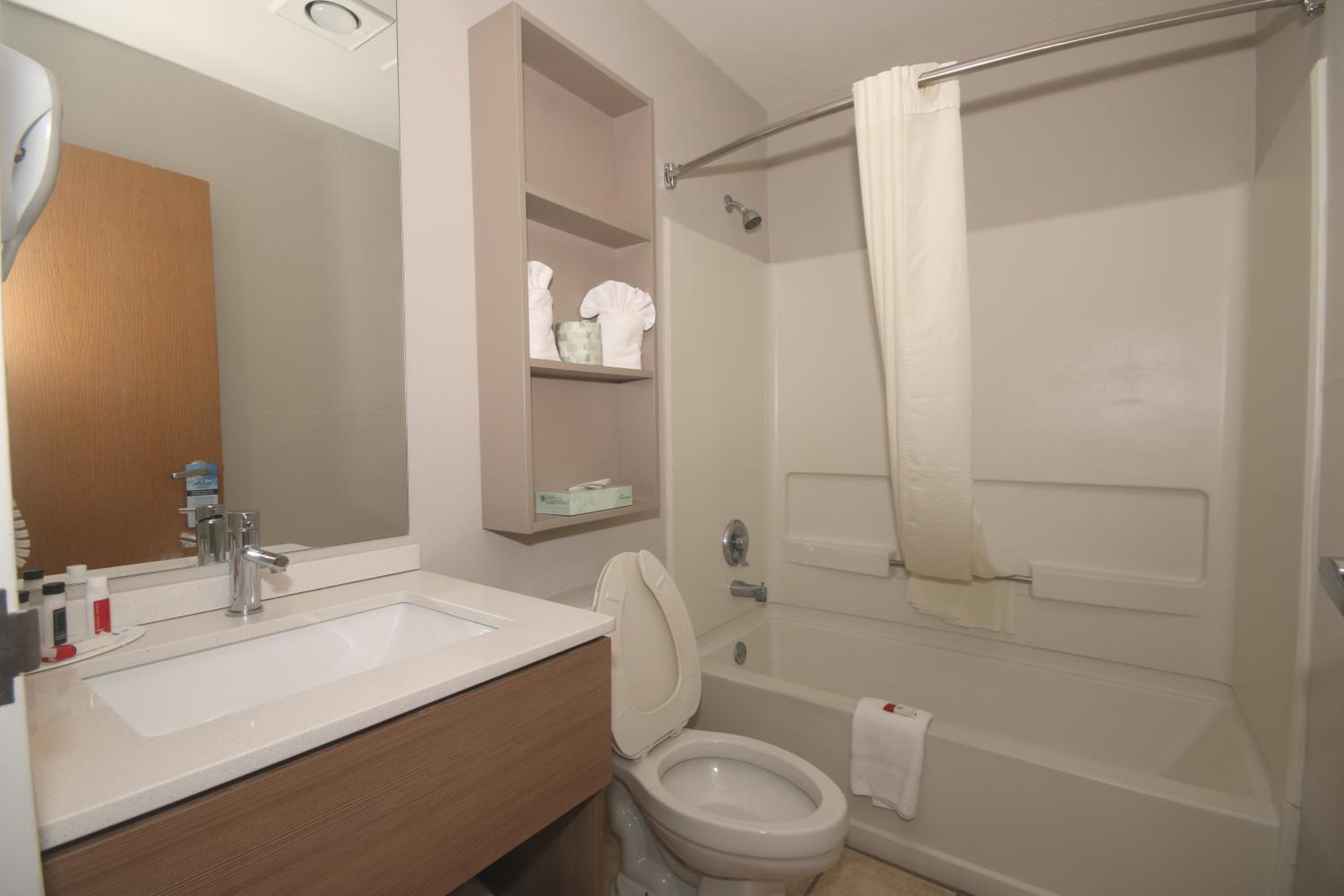 Queen Room with Two Queen Beds - Non-Smoking - Photo 8