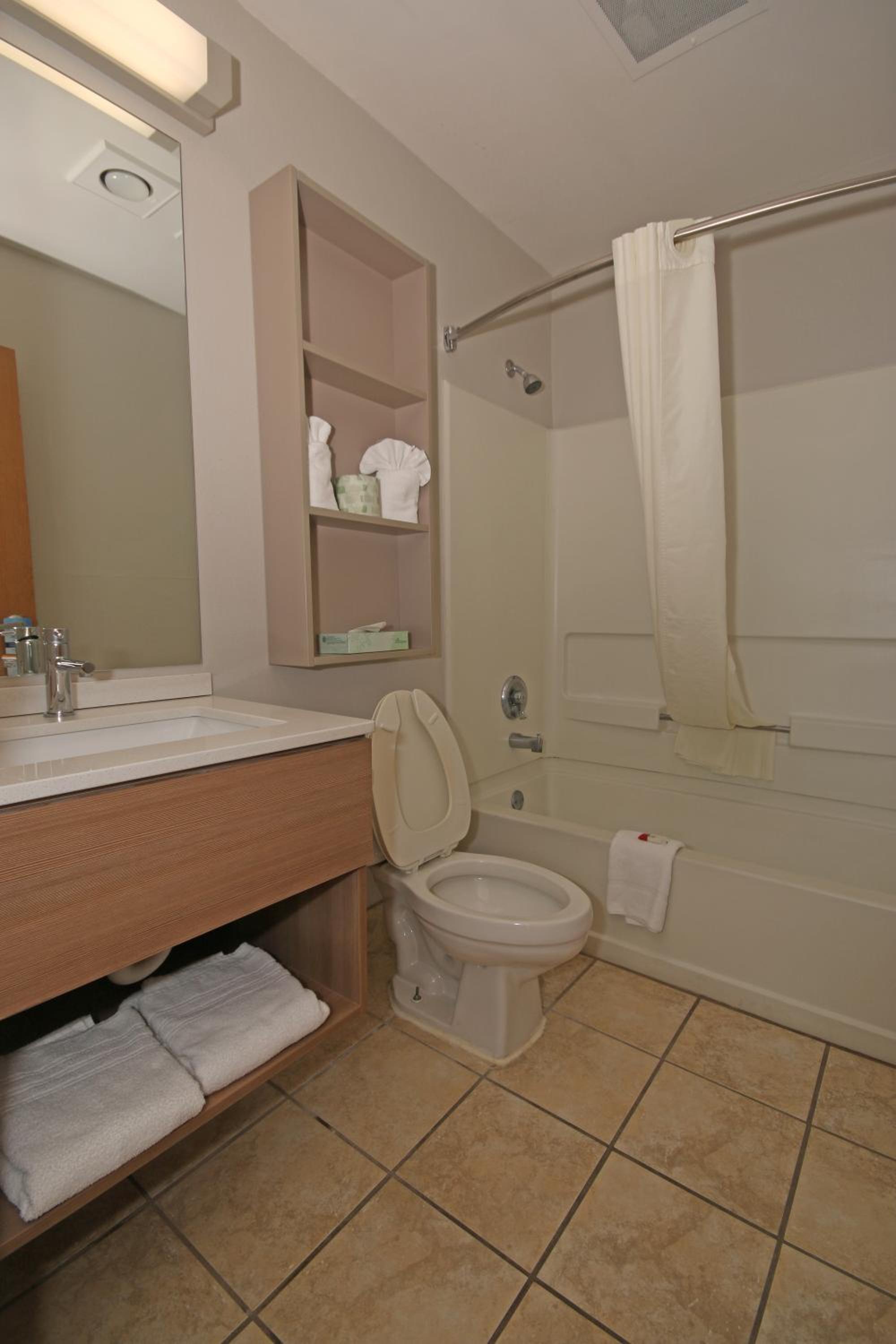 Queen Room with Two Queen Beds - Non-Smoking - Photo 7