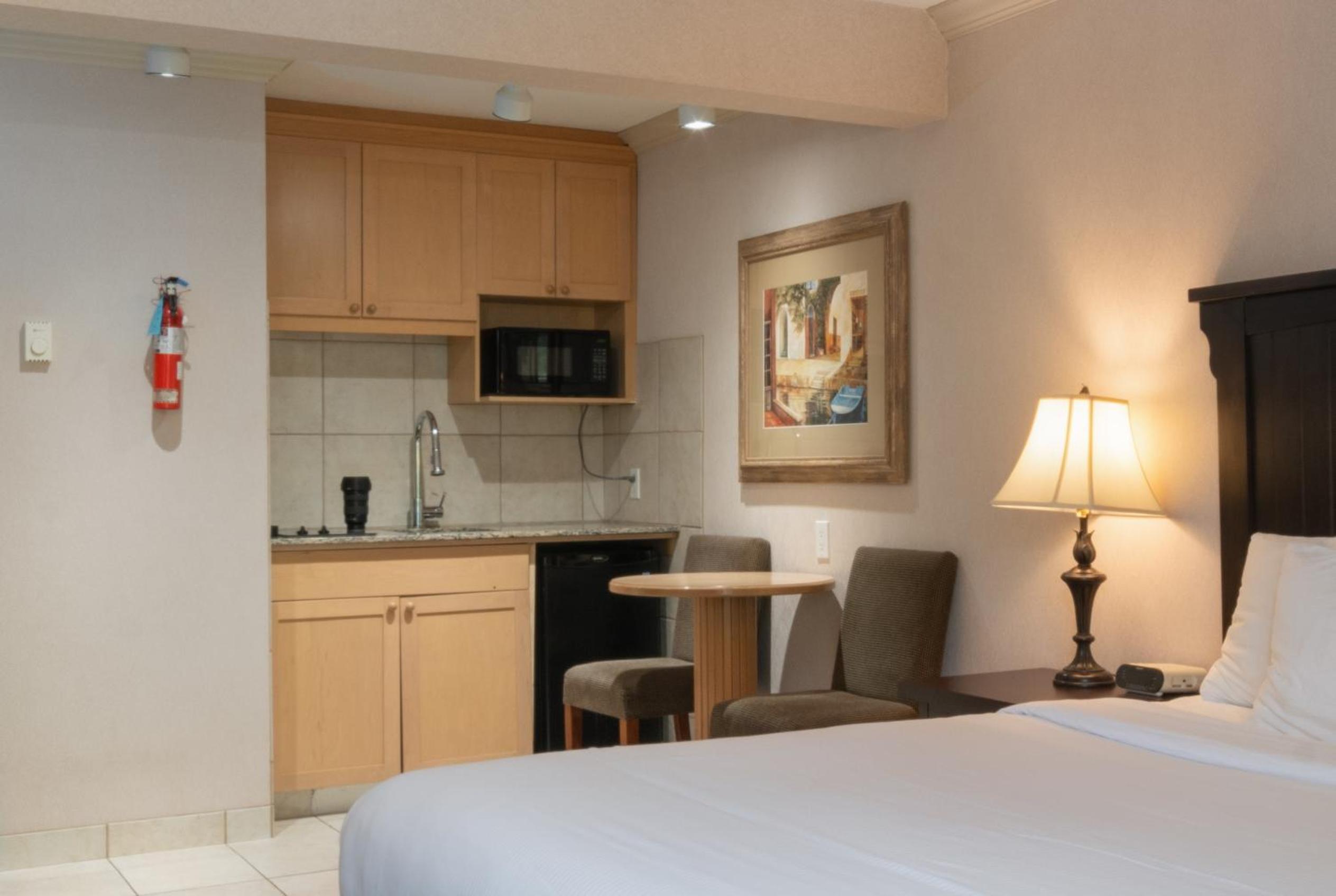 Queen Room with Kitchenette - Photo 4
