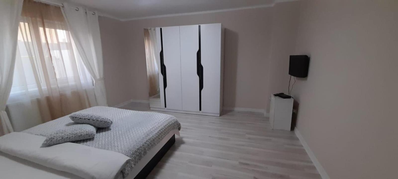 Two-Bedroom House - Photo 2