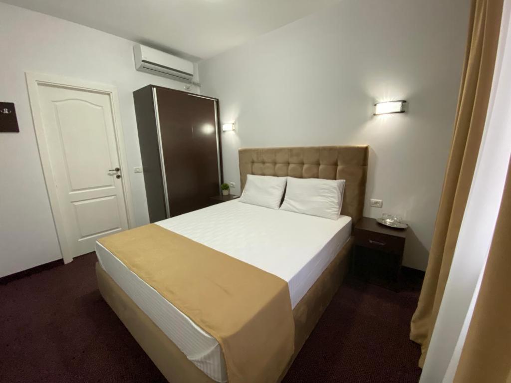 Deluxe Queen Room - Photo 2