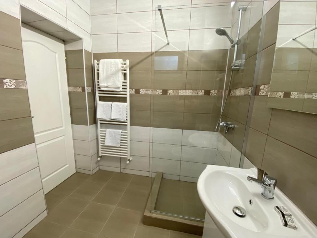 Deluxe Queen Room - Photo 5