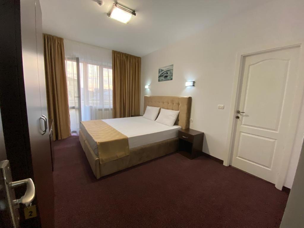 Deluxe King Room - Photo 3