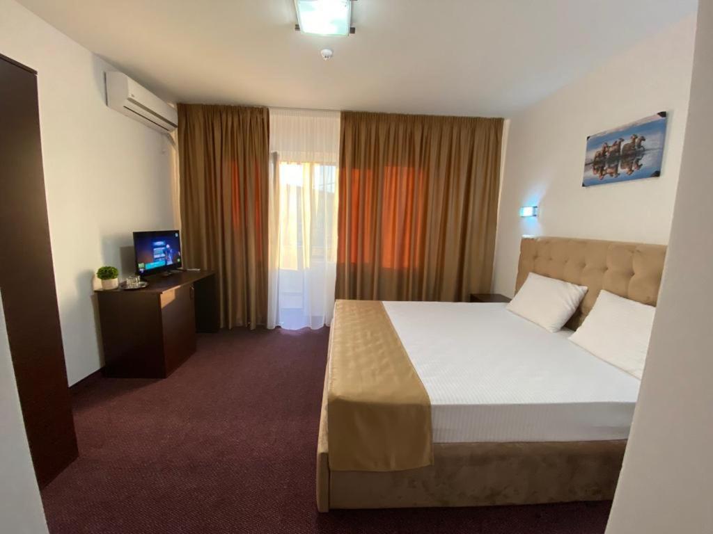 Deluxe King Room - Photo 2
