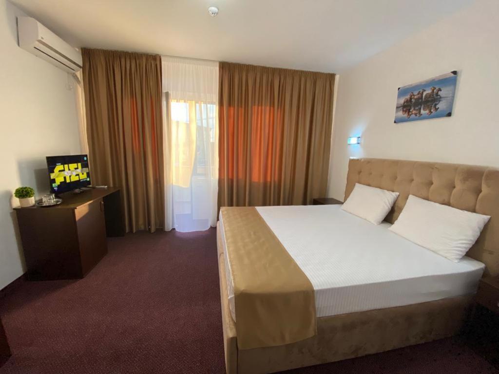 Deluxe King Room - Photo 4