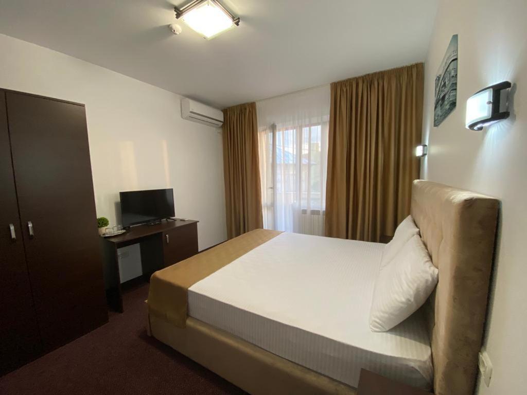 Deluxe King Room - Photo 1