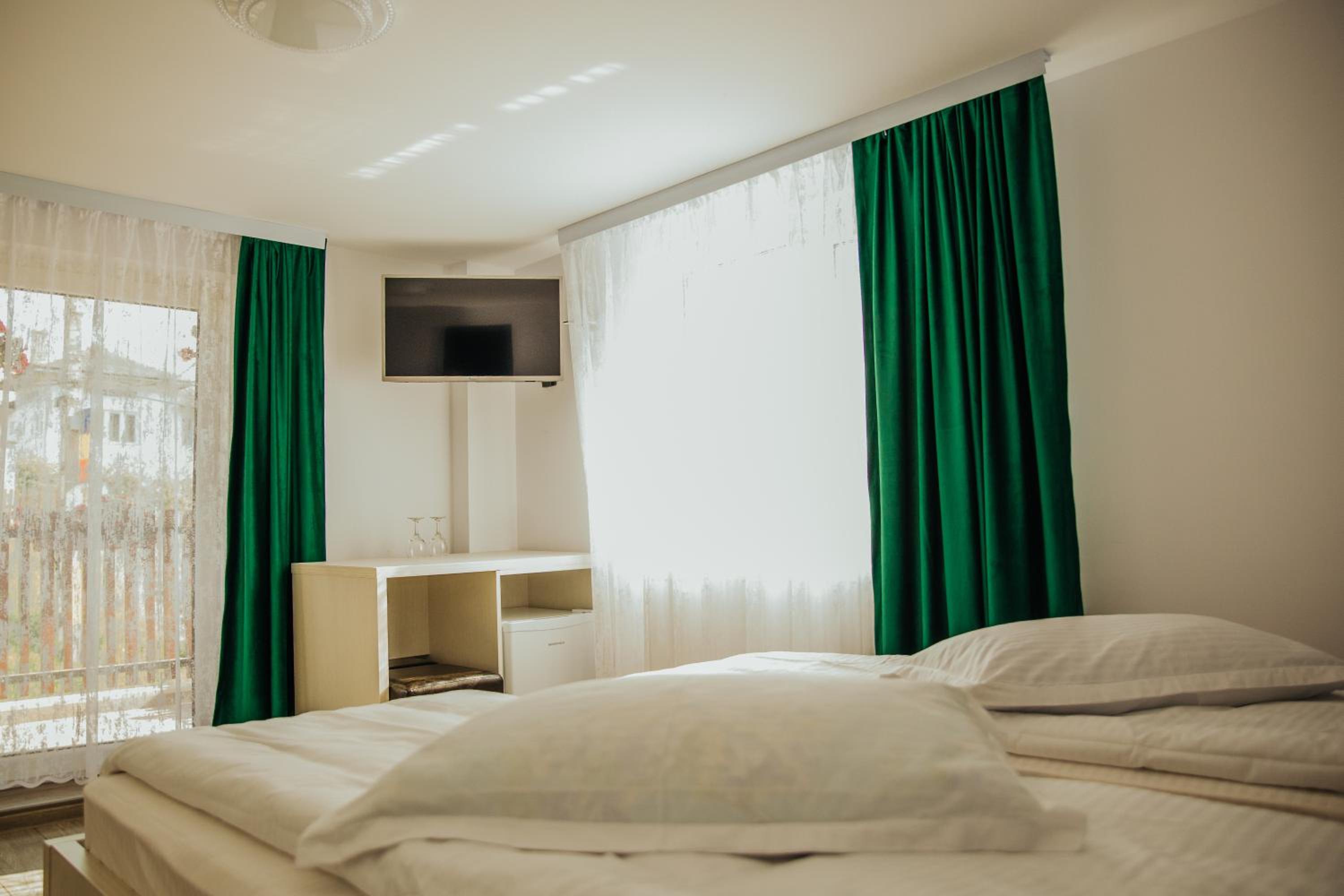 Double or Twin Room with Balcony - Photo 2