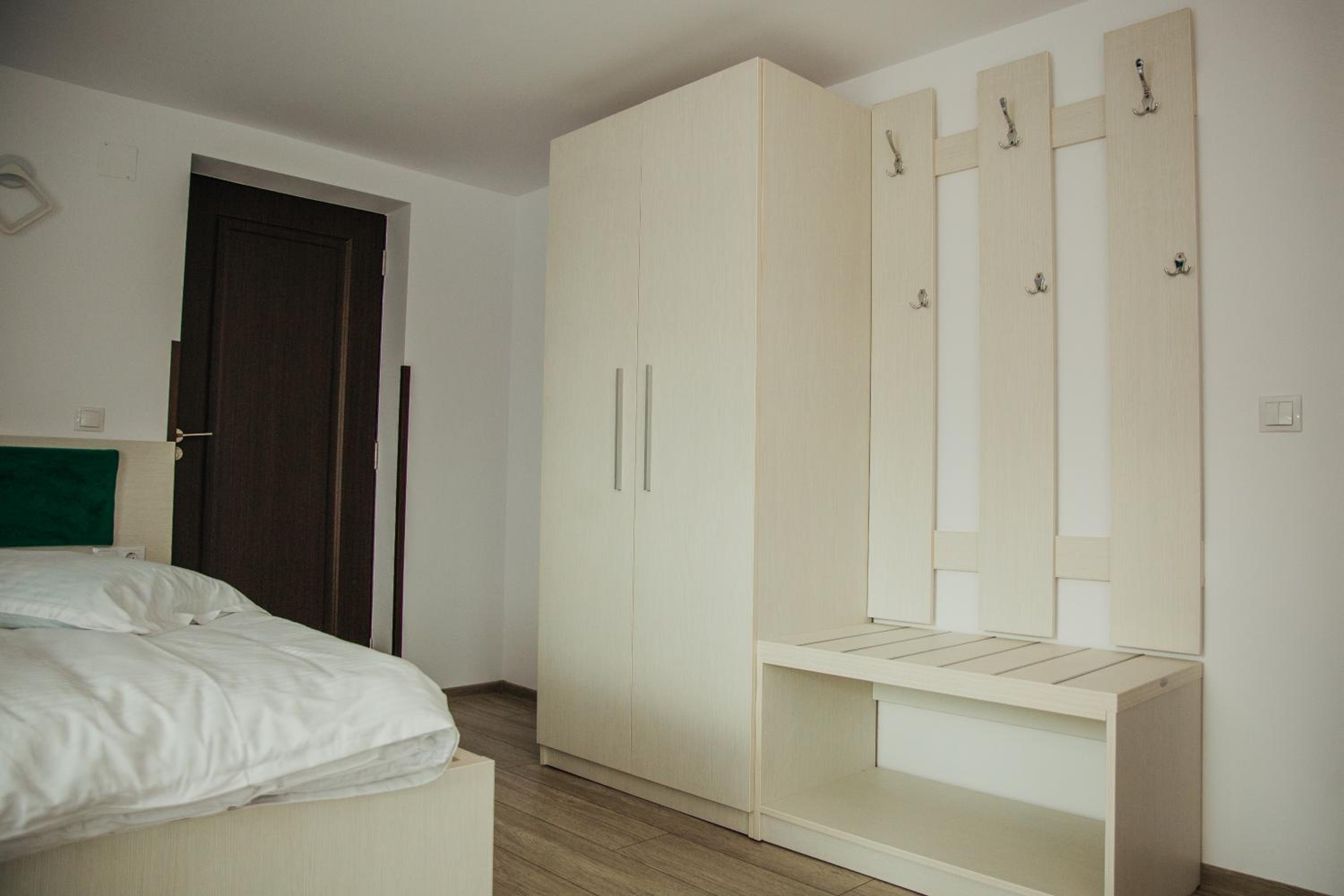 Double or Twin Room with Balcony - Photo 3