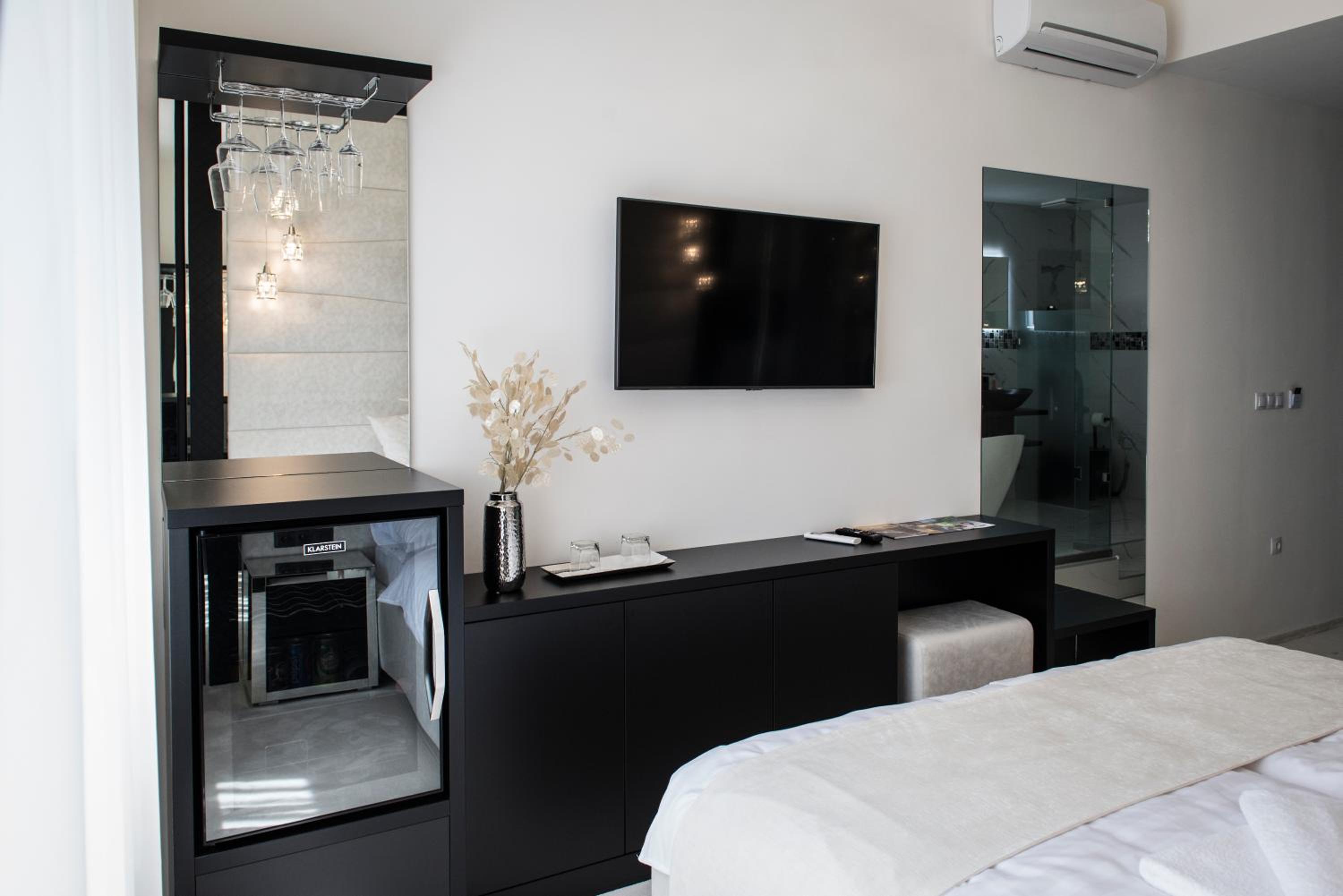 Deluxe Double Room with Bath - Photo 1