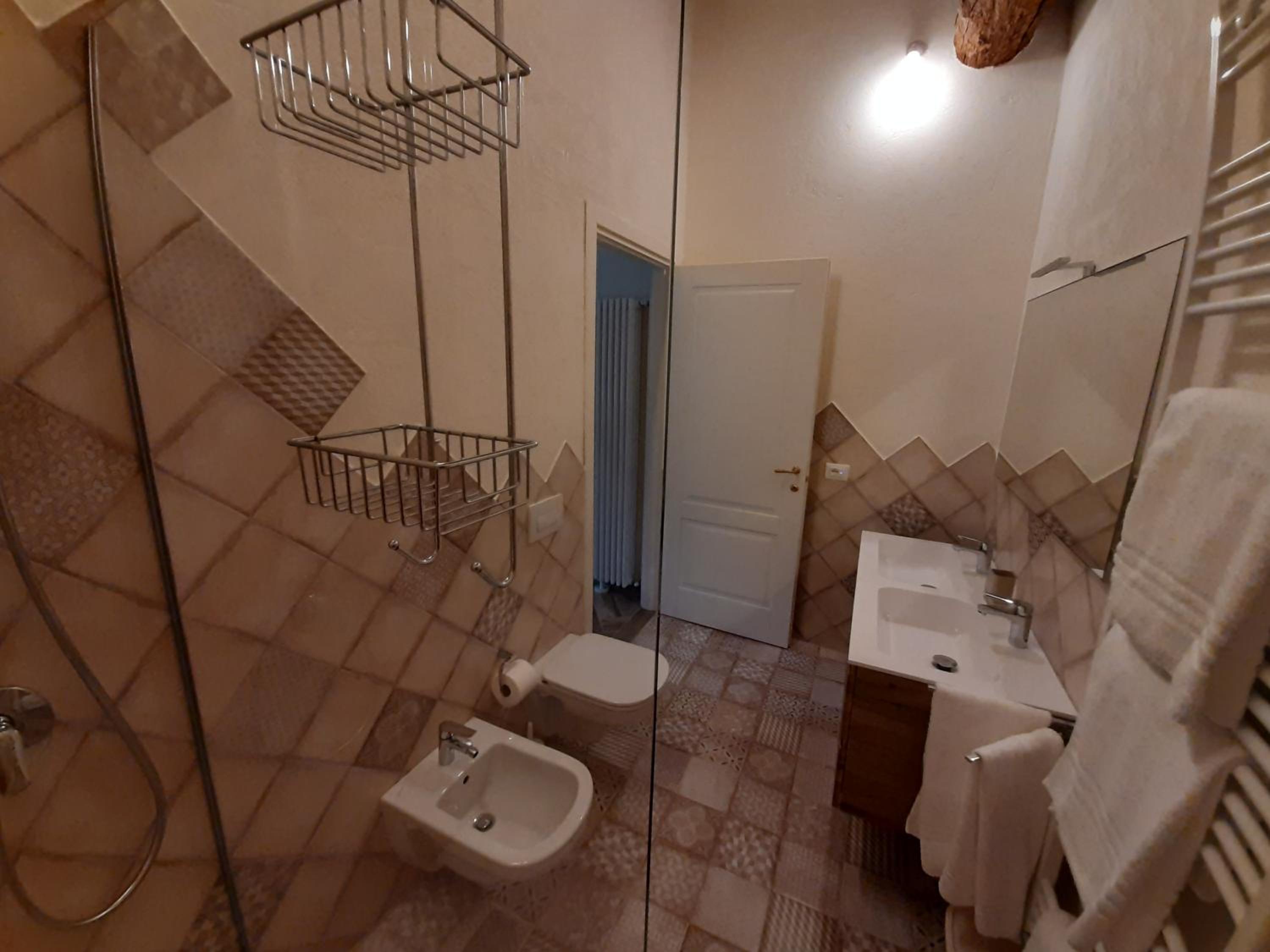 Double Room with Private Bathroom - Photo 18