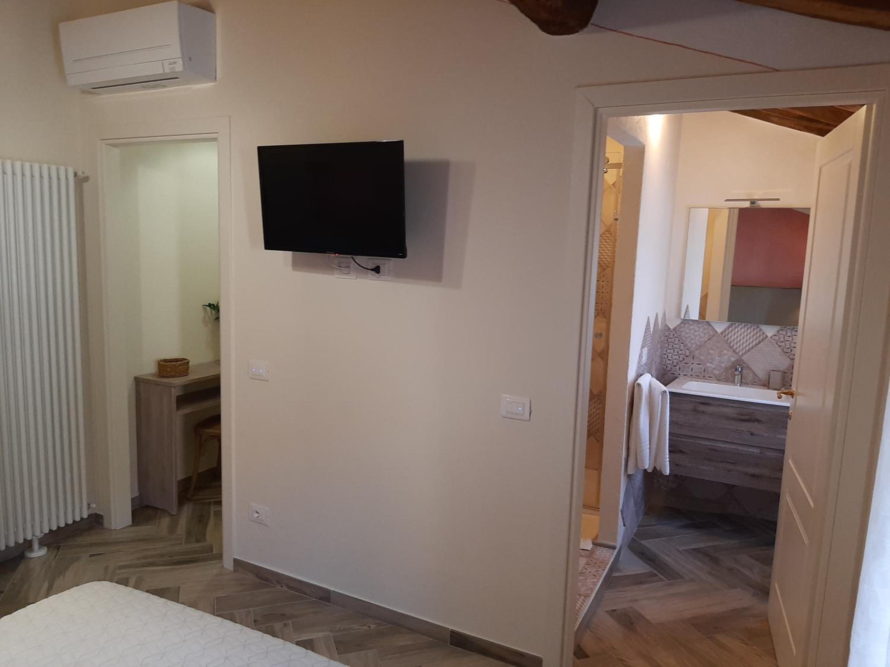 Double Room with Private Bathroom - Photo 1