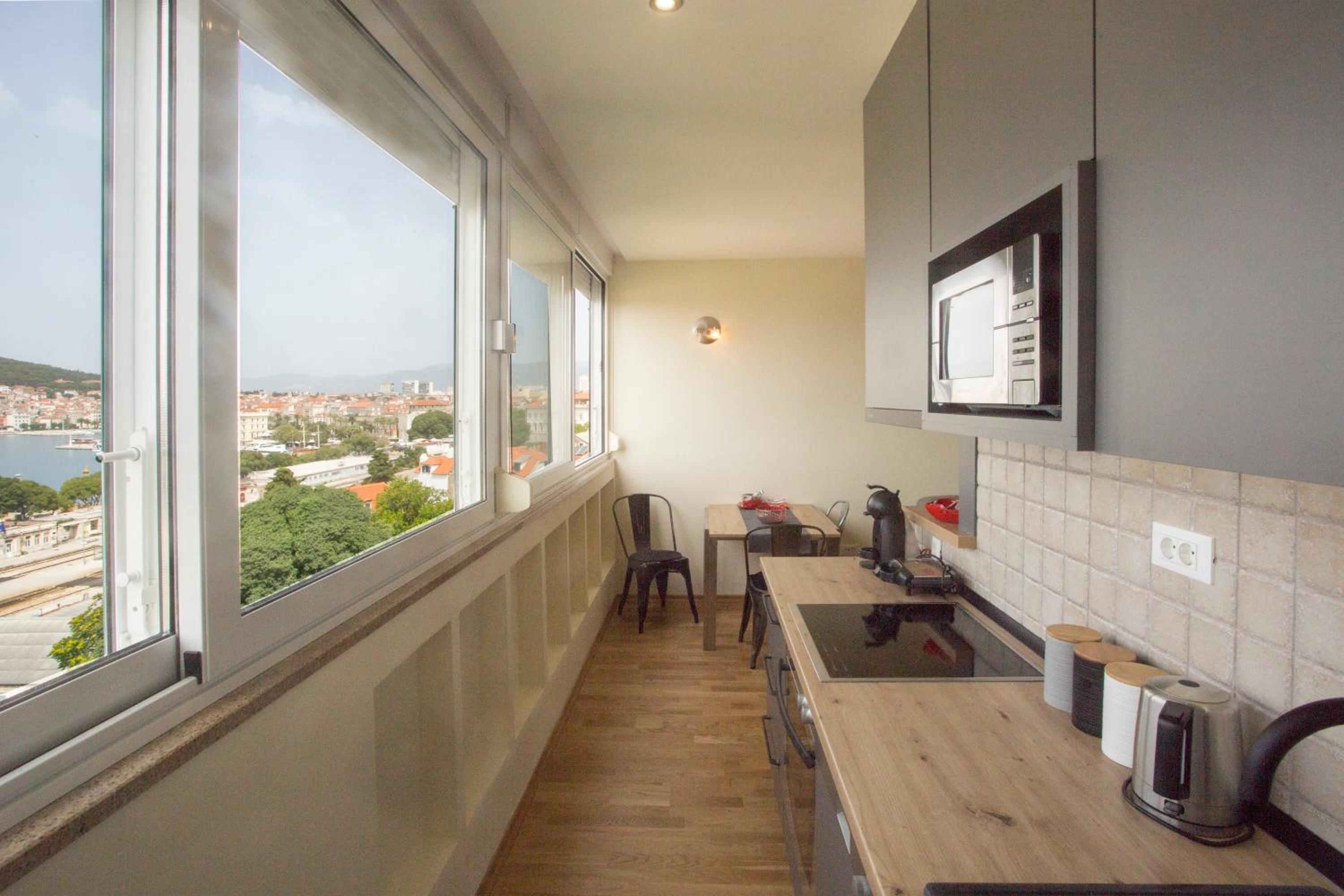 One-Bedroom Apartment with Balcony and Sea View - Photo 18