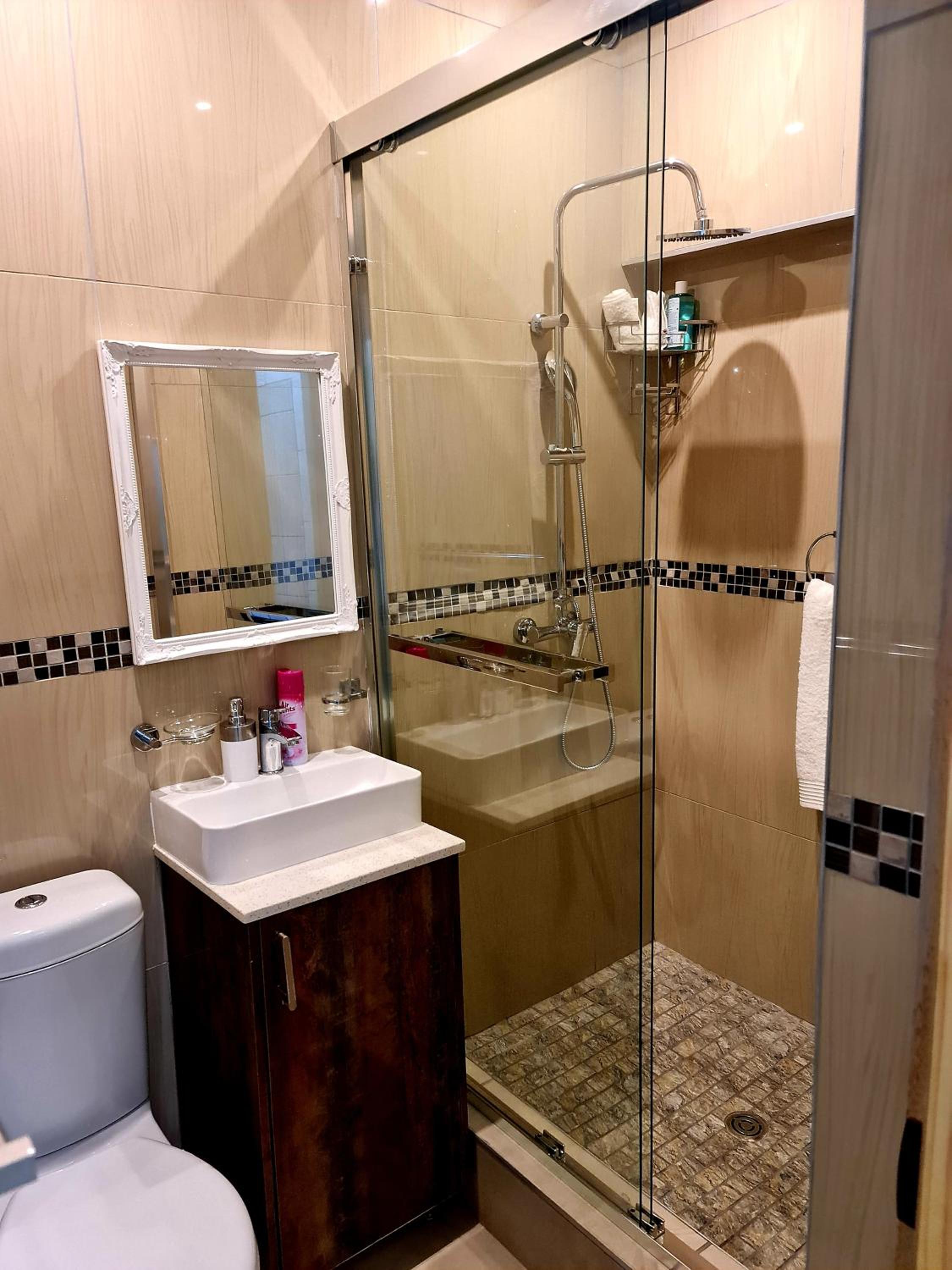 Family Room with Private Bathroom - Photo 5