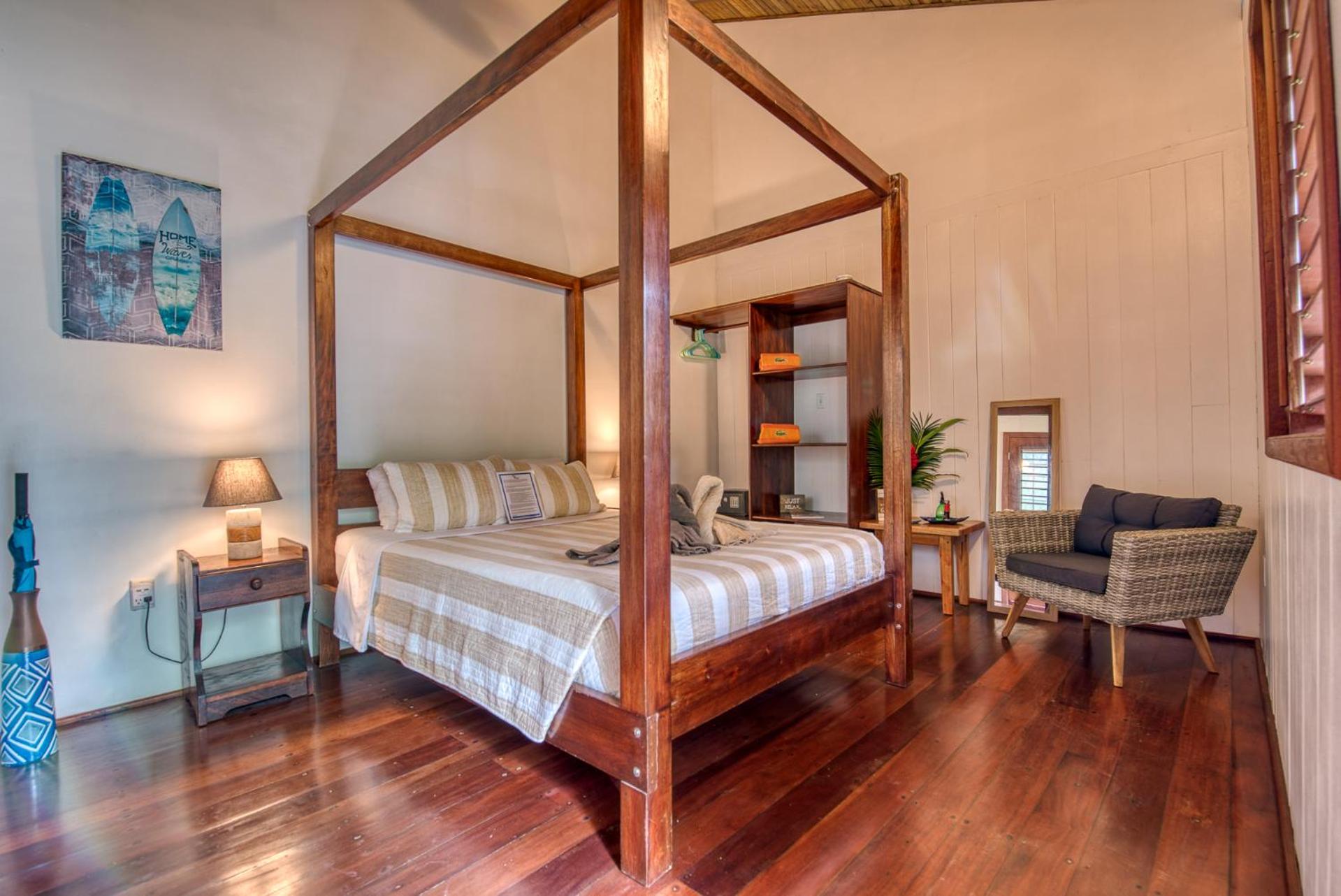 4 Poster Queen Room with Jungle View