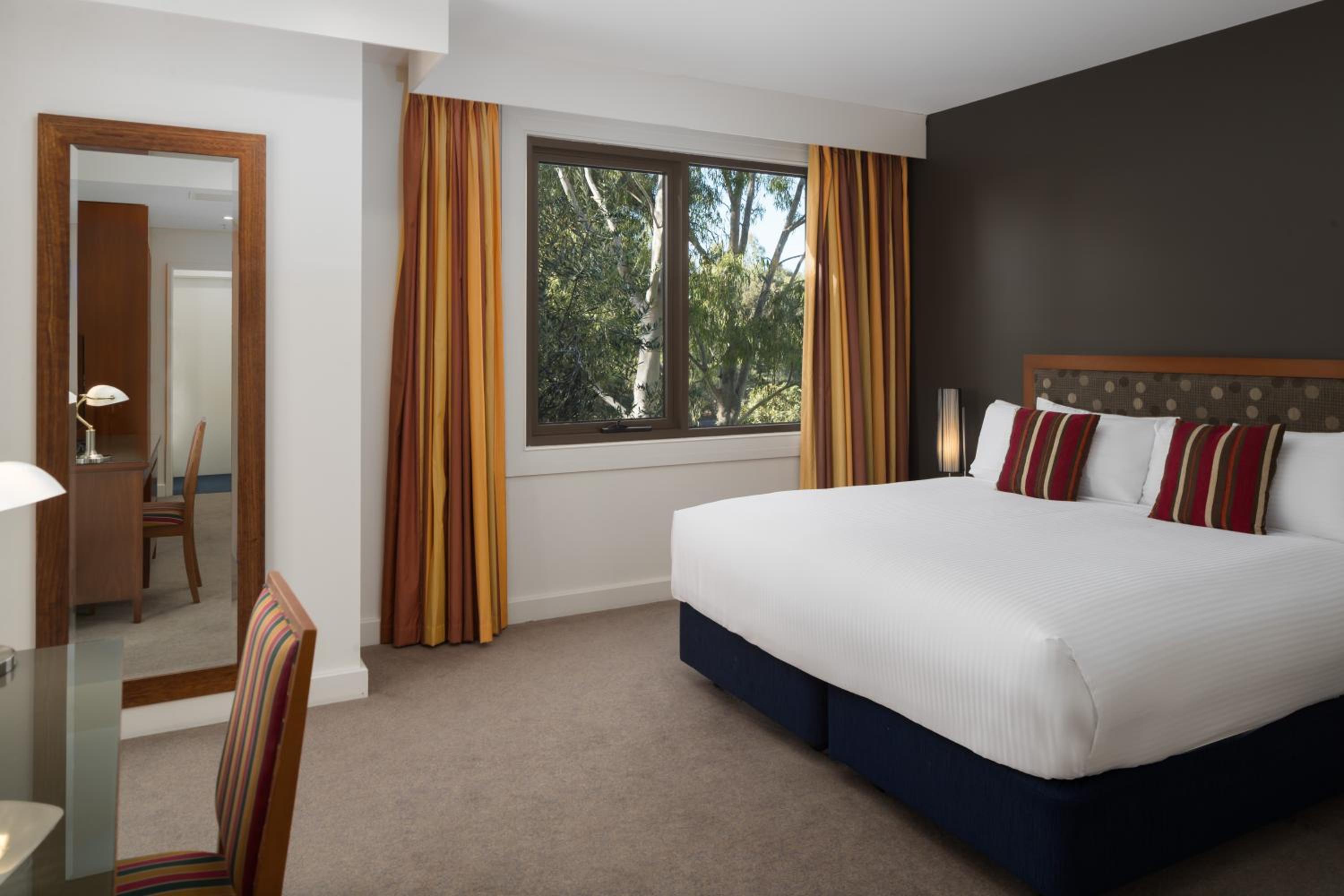 One-Bedroom Suite - Photo 3