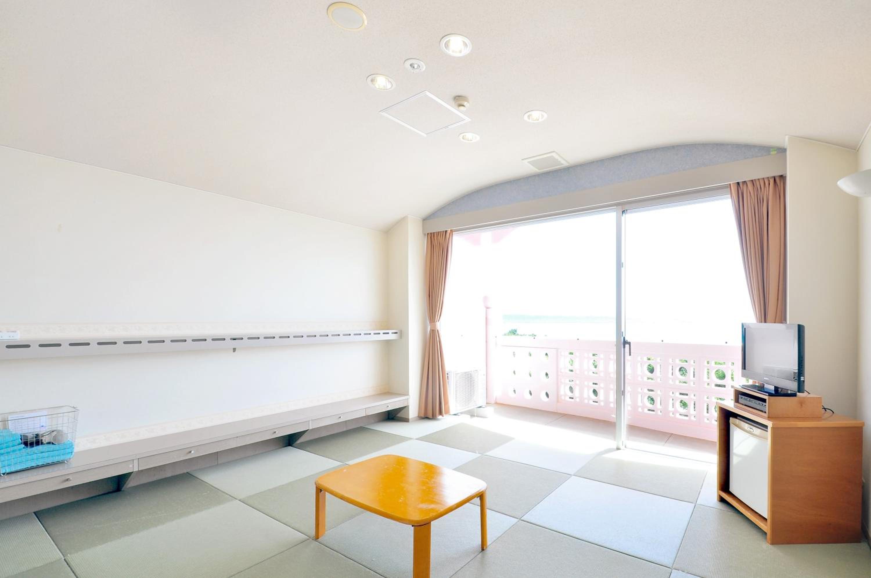 Japanese-Style Twin Room with Shared Bathroom - Non-Smoking photo 1