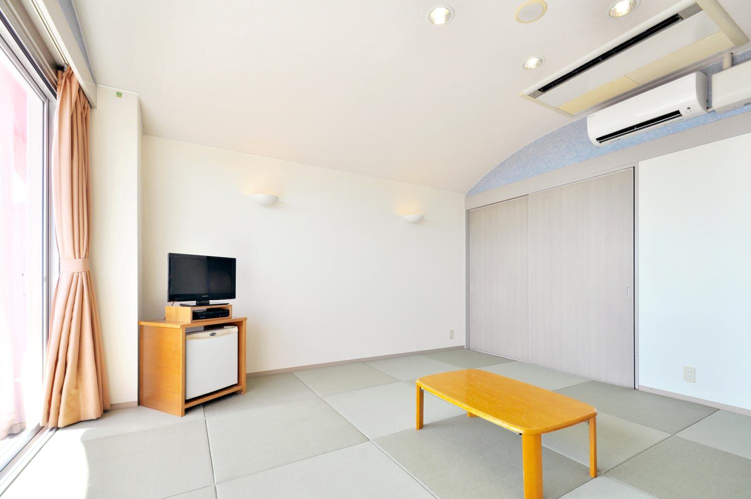 Japanese-Style Twin Room with Shared Bathroom - Non-Smoking photo 3