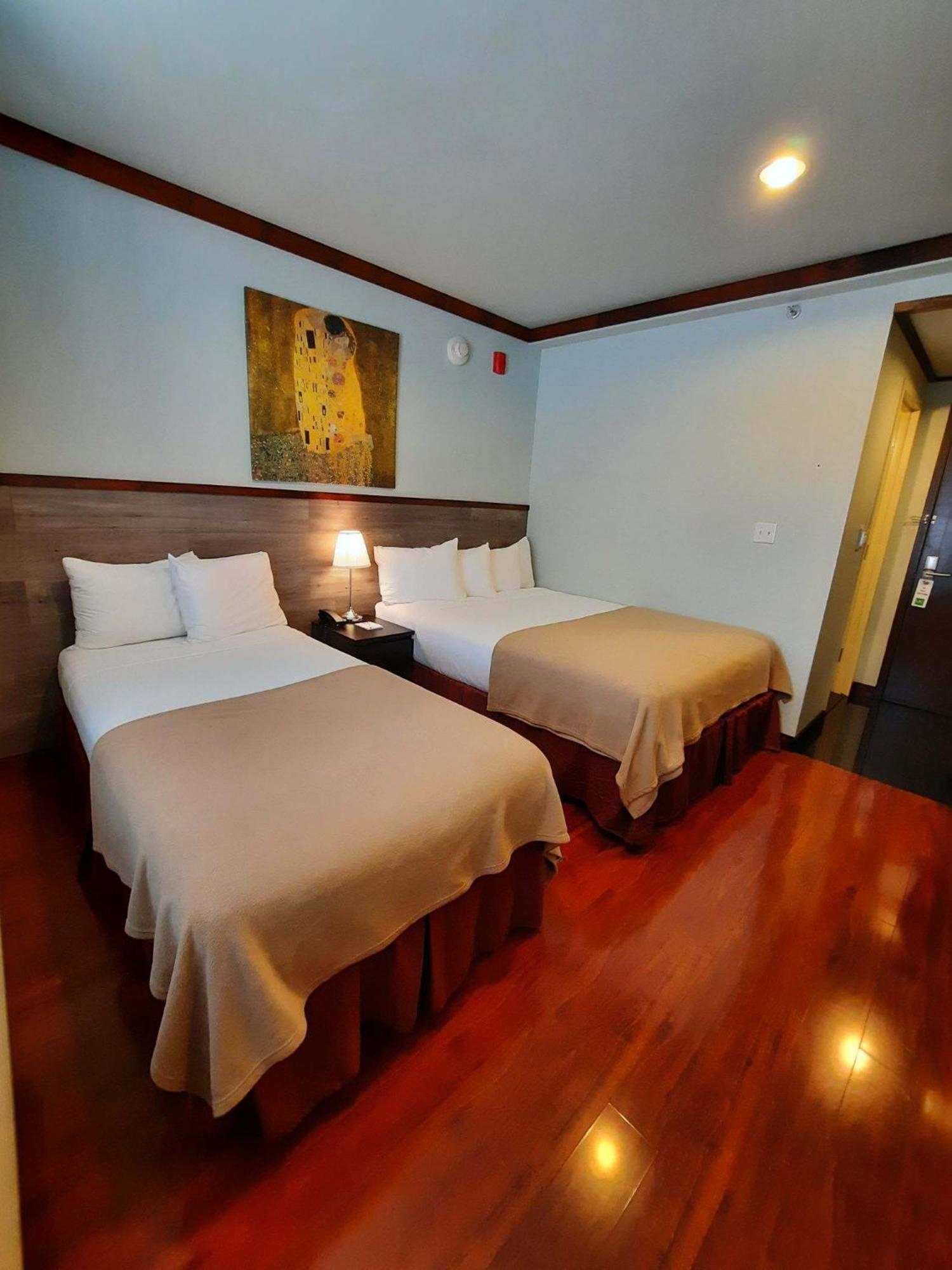 Deluxe Family Suite photo 3