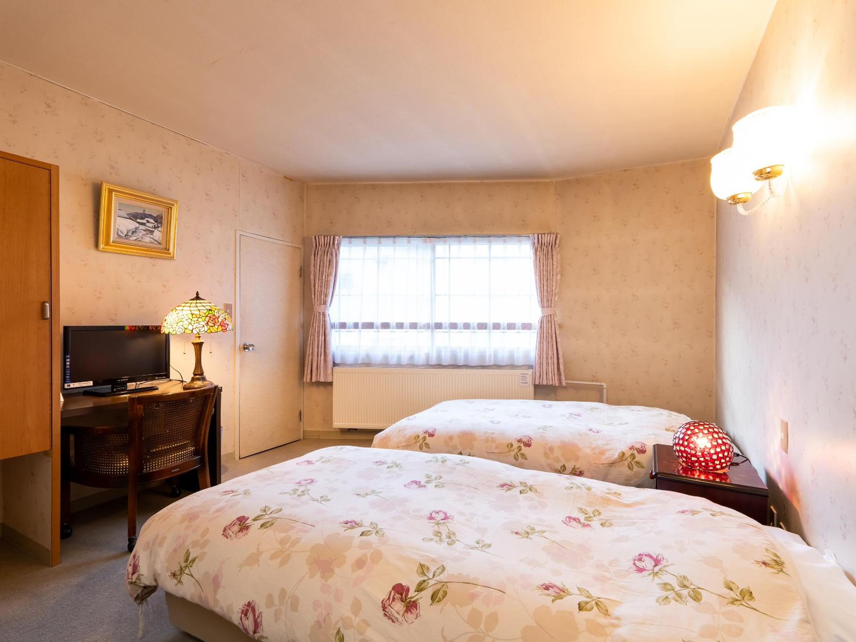 Compact Twin Room with Private Bathroom photo 3