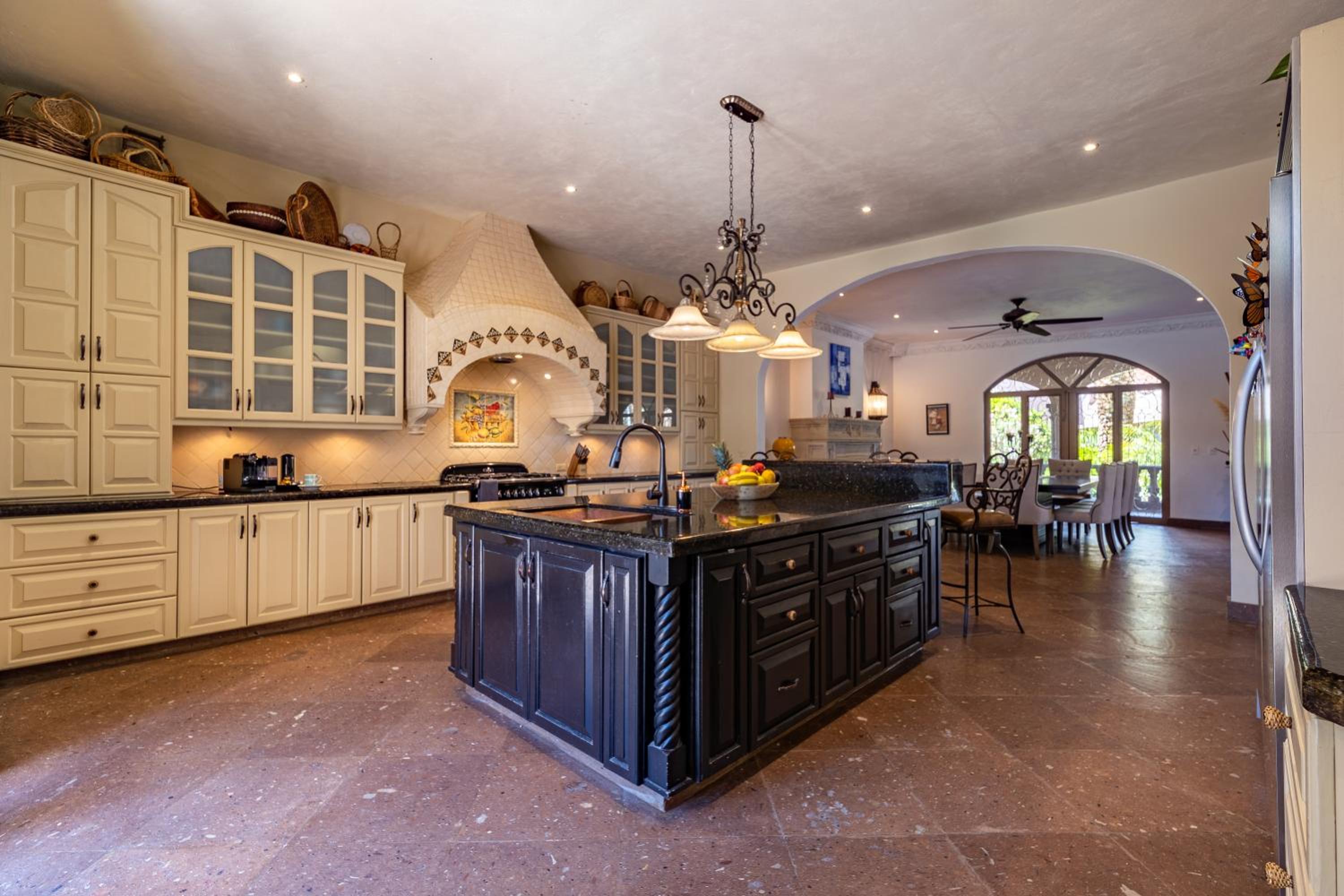 Five-Bedroom House - Photo 20