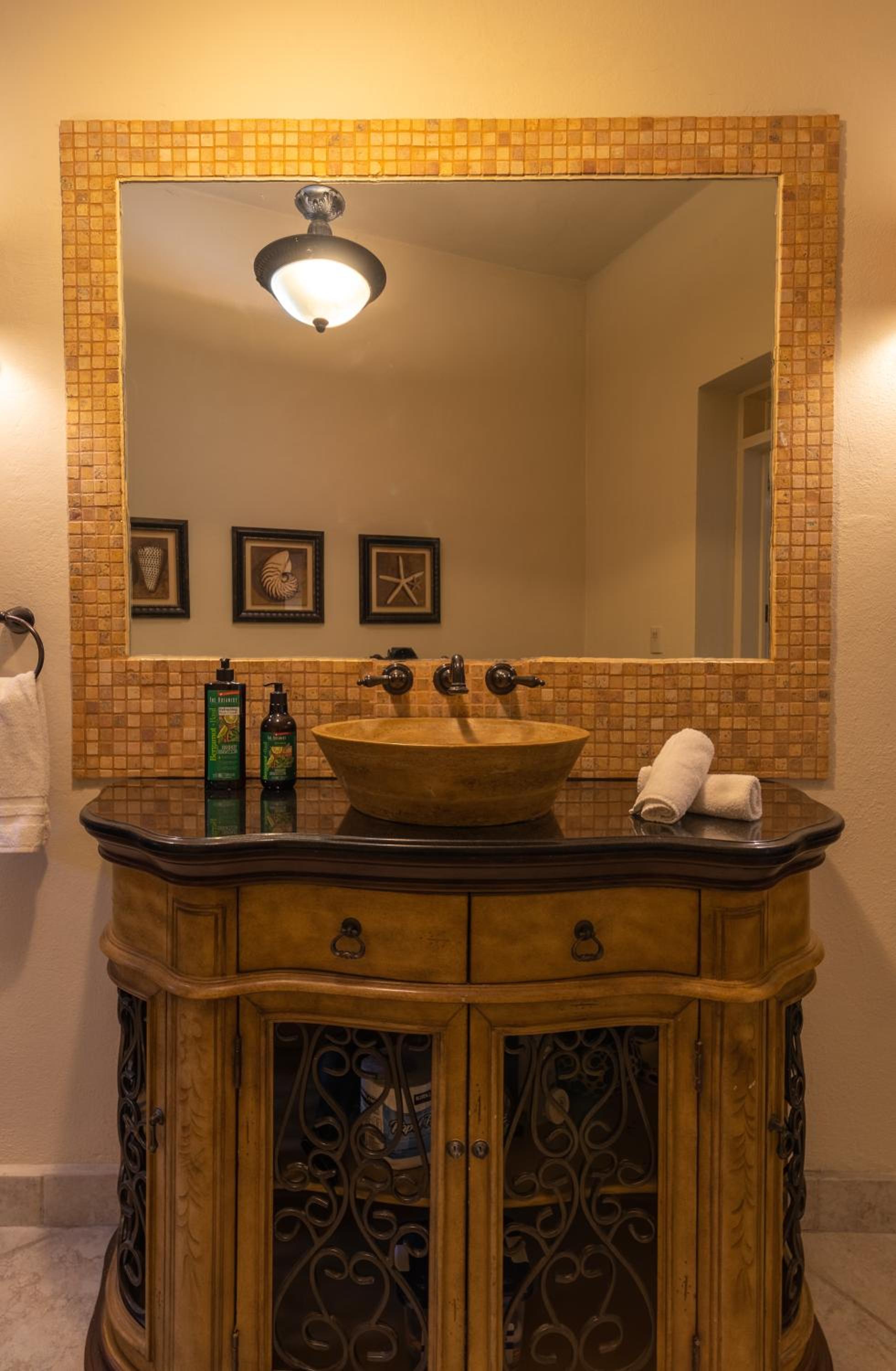 Standard Suite - Photo 11