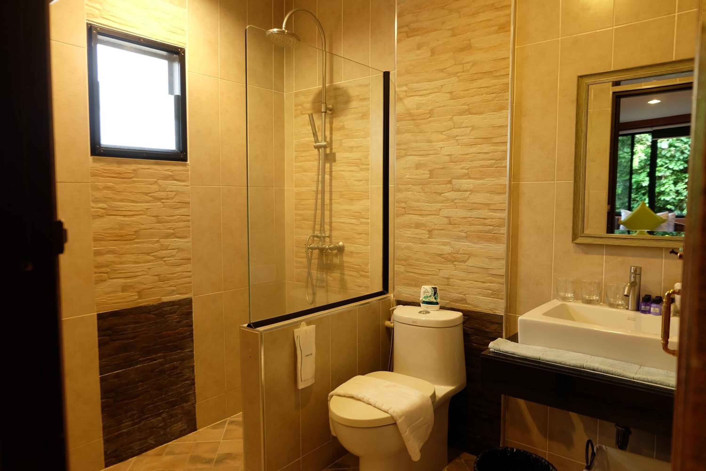 Deluxe Junior Suite - Photo 19