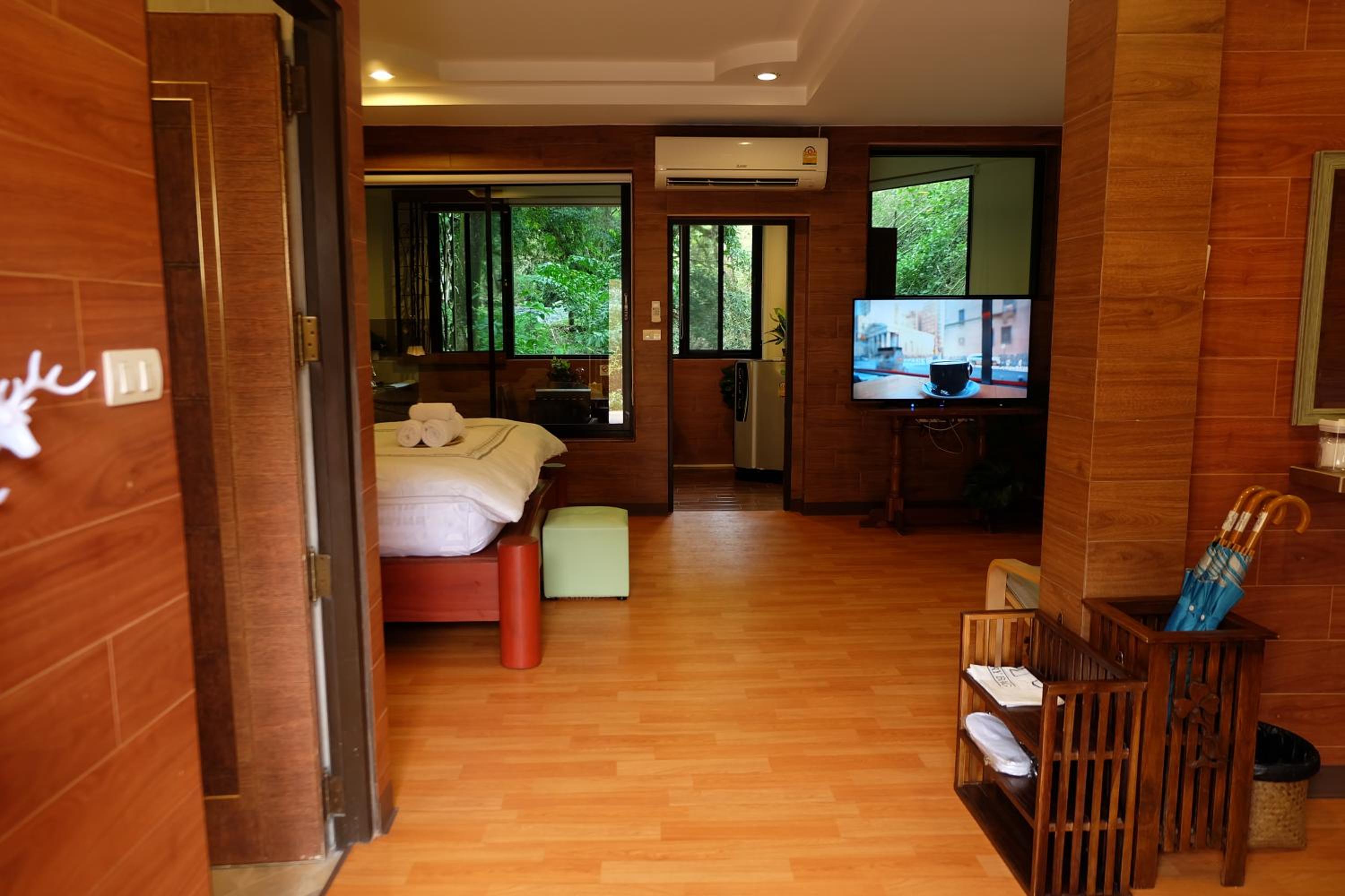 Deluxe Junior Suite - Photo 16