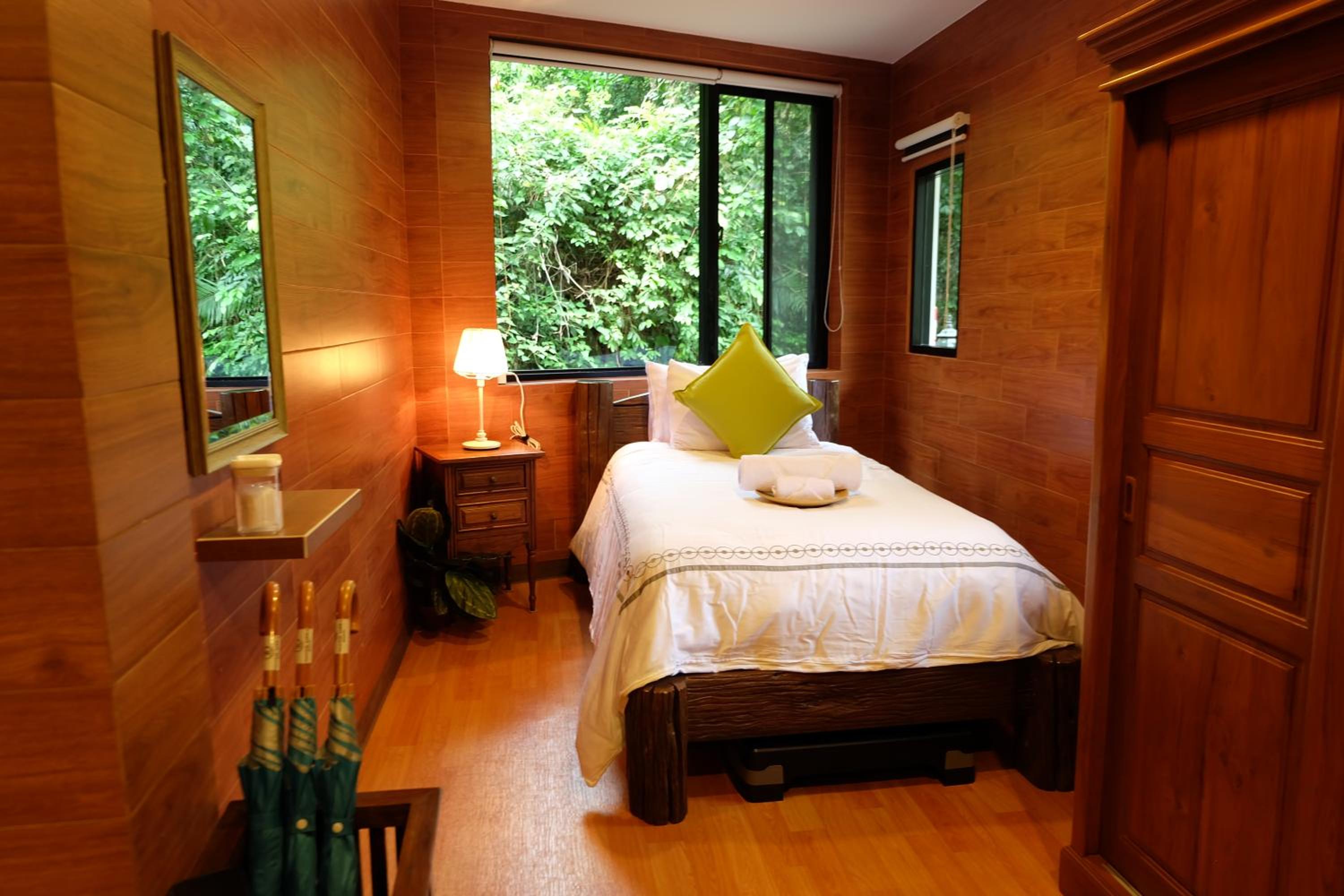 Deluxe Junior Suite - Photo 15