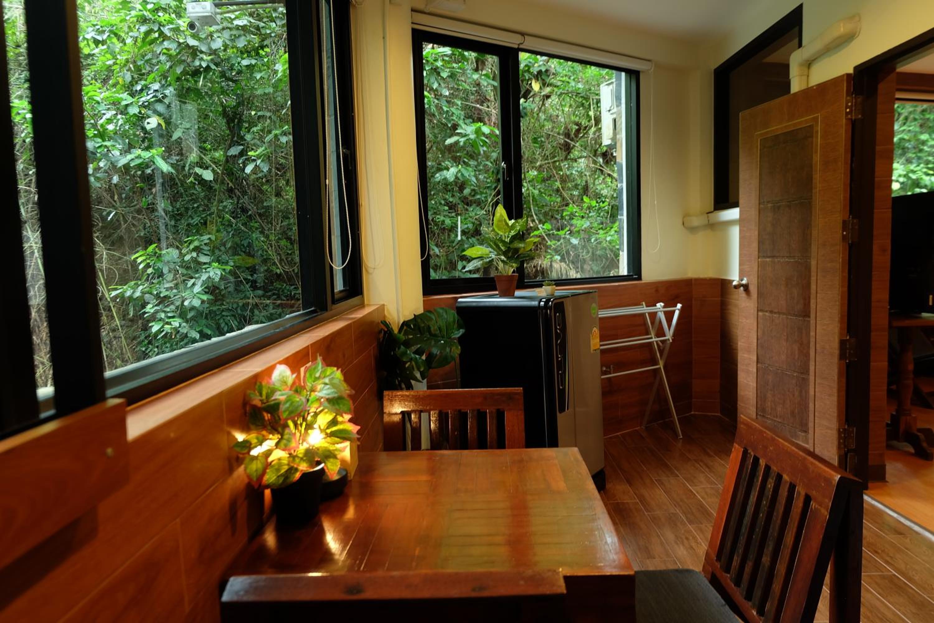 Deluxe Junior Suite - Photo 11