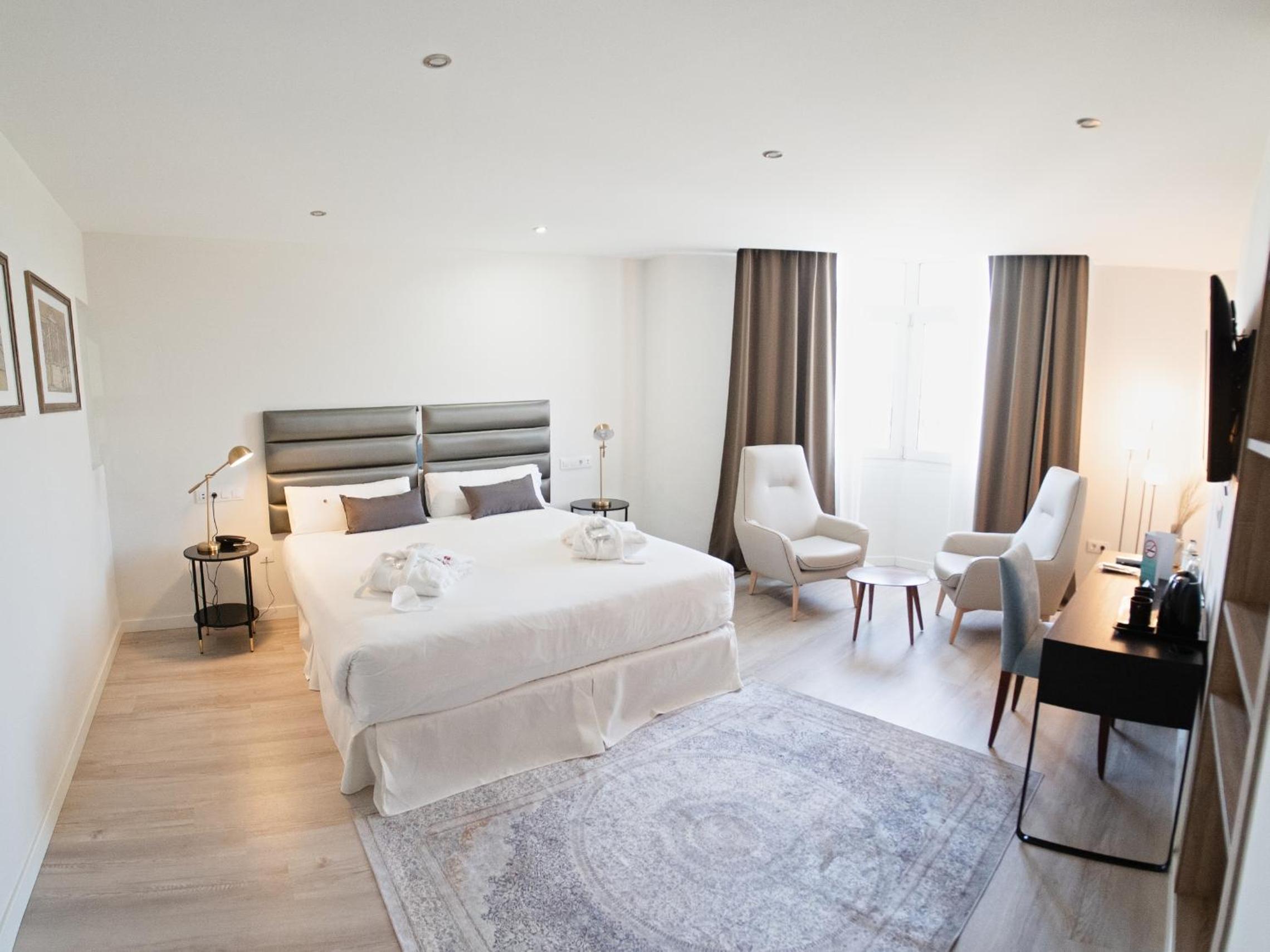 Superior room with view to monument