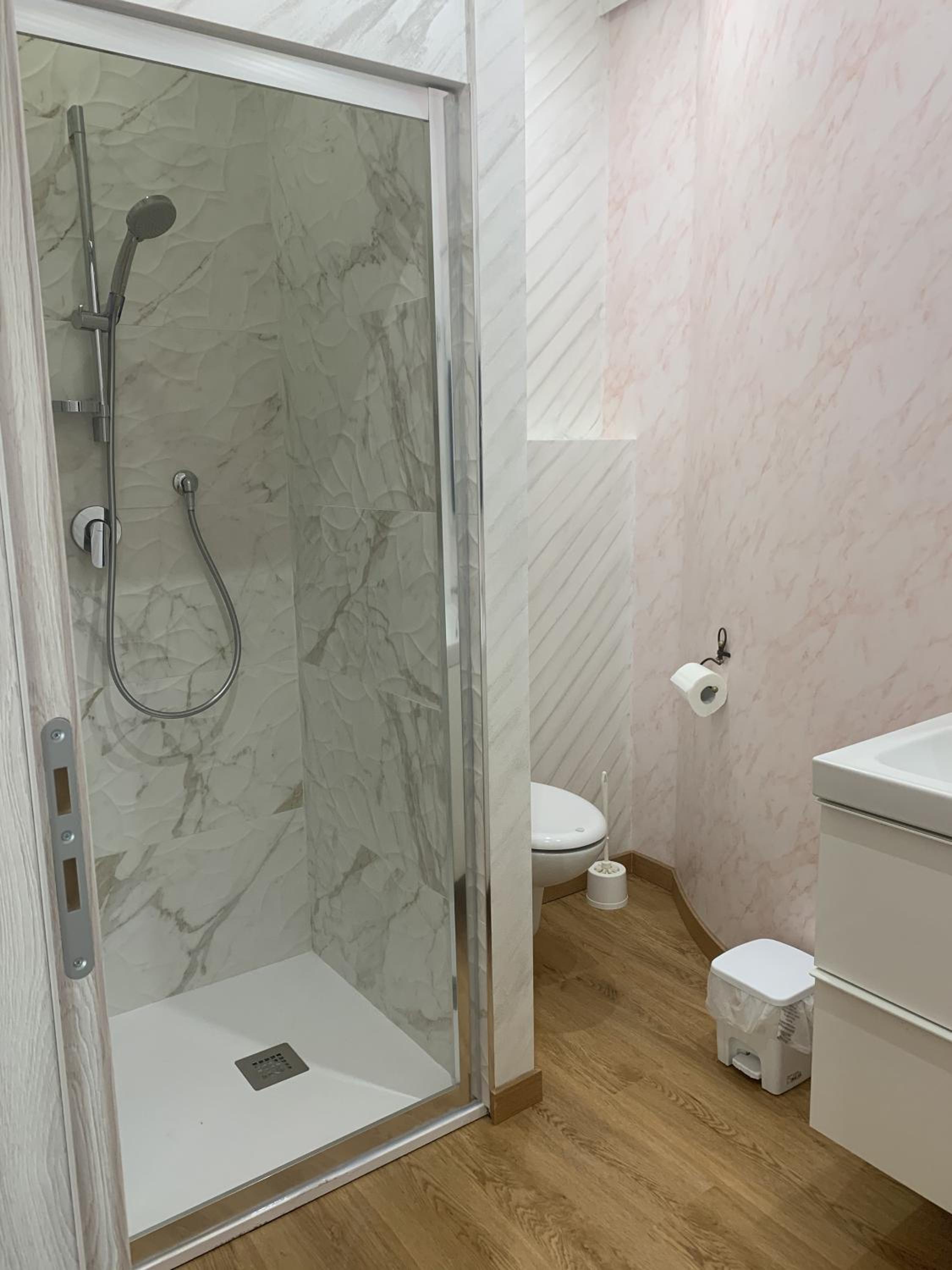 Double Room with Balcony - Photo 4