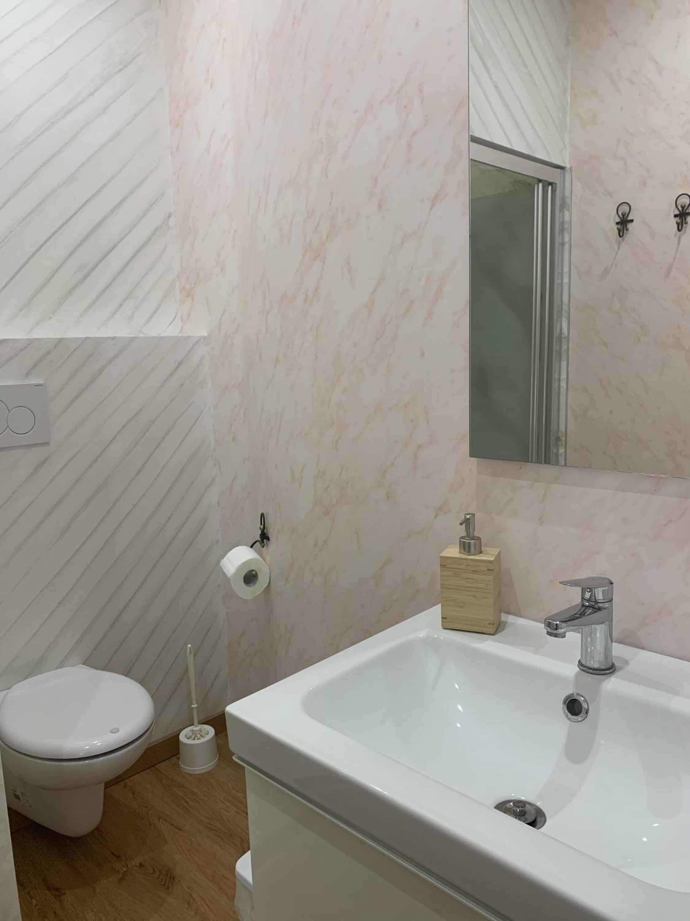 Double Room with Balcony - Photo 6