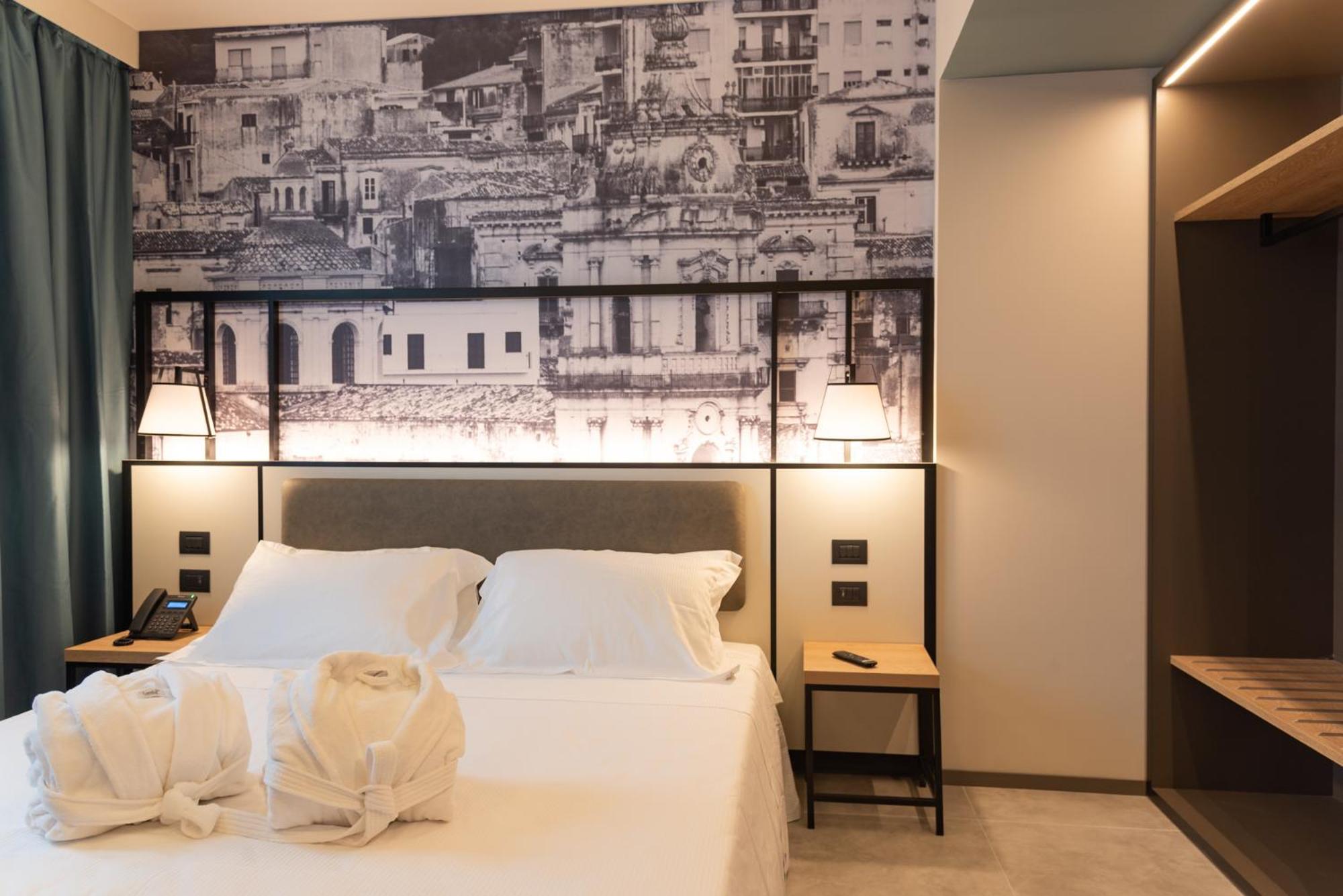 Standard Double or Twin Room - Photo 9