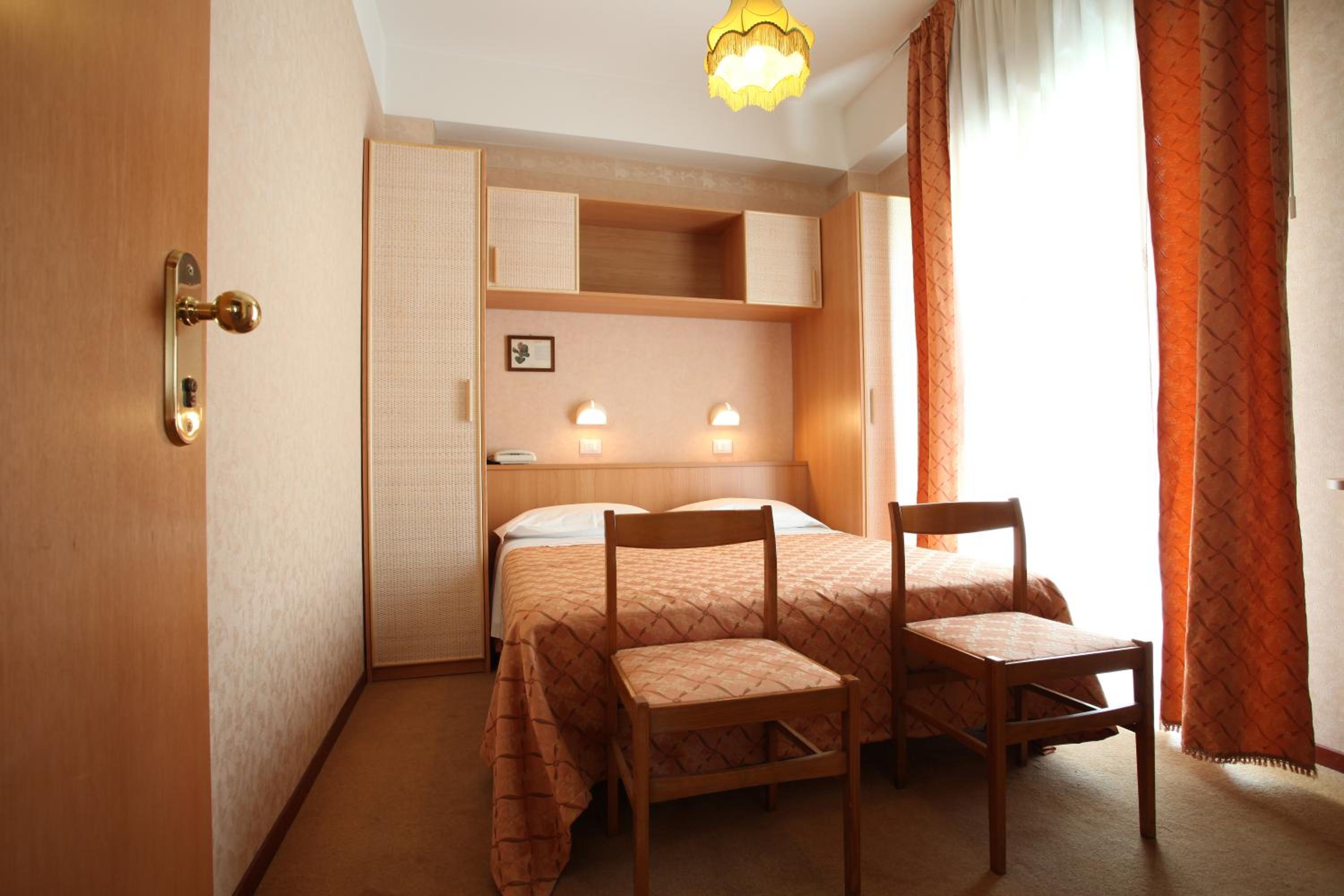 Classic Double or Twin Room with Balcony - Photo 8