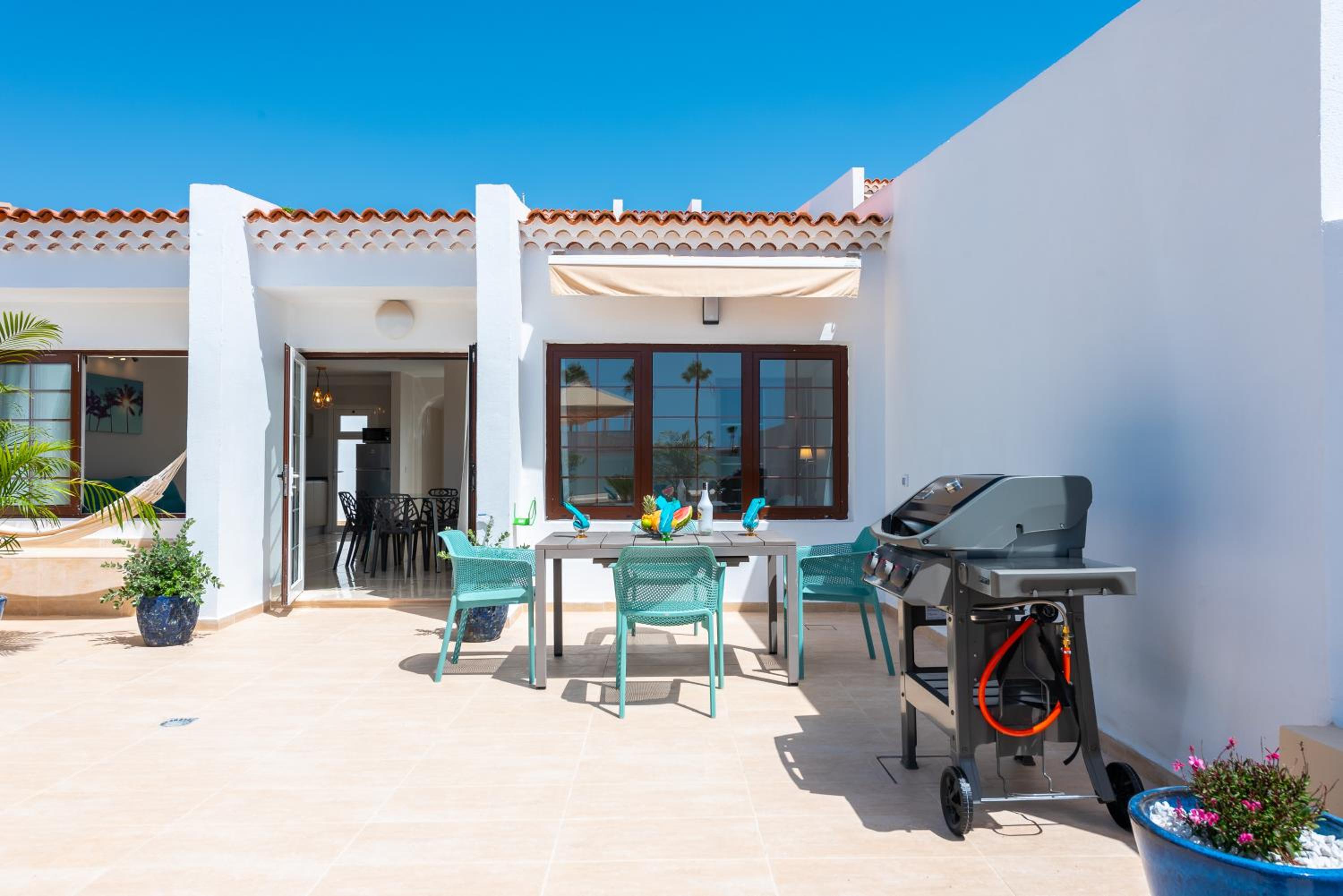 Two Bedroom Bungalow with outdoor shower