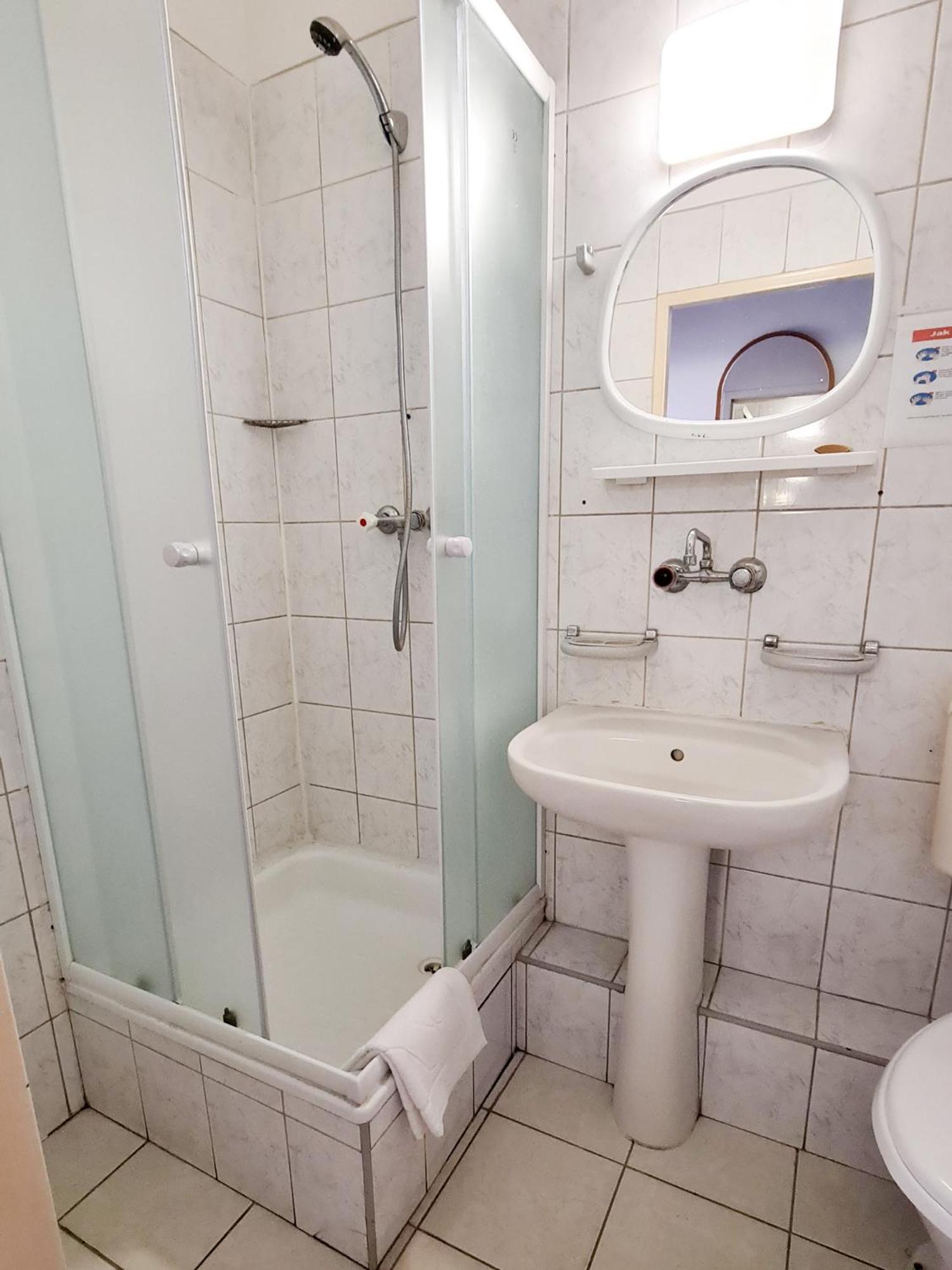 Double Room with Private Bathroom - Photo 2