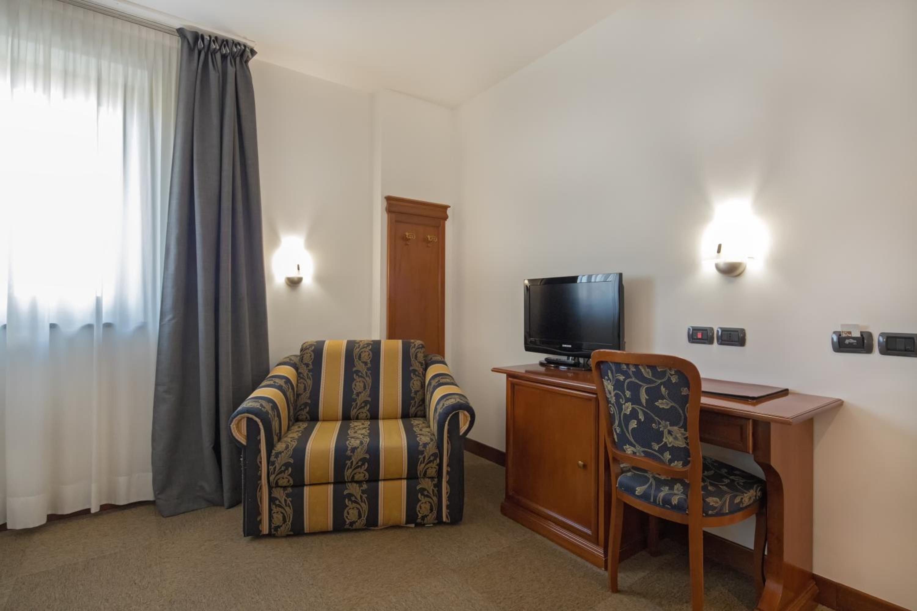 Double or Twin Room - Photo 5