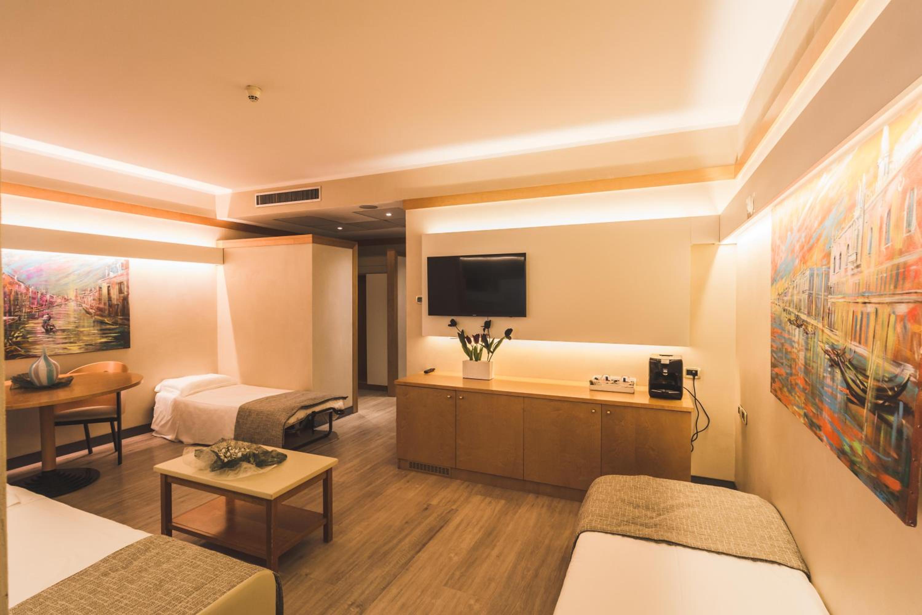 Junior Suite (5 Adults) photo 3