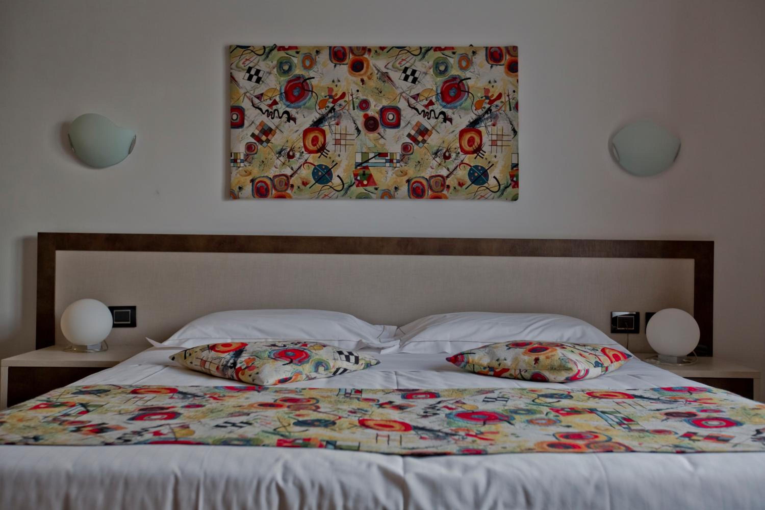 Standard Double Room - Photo 11