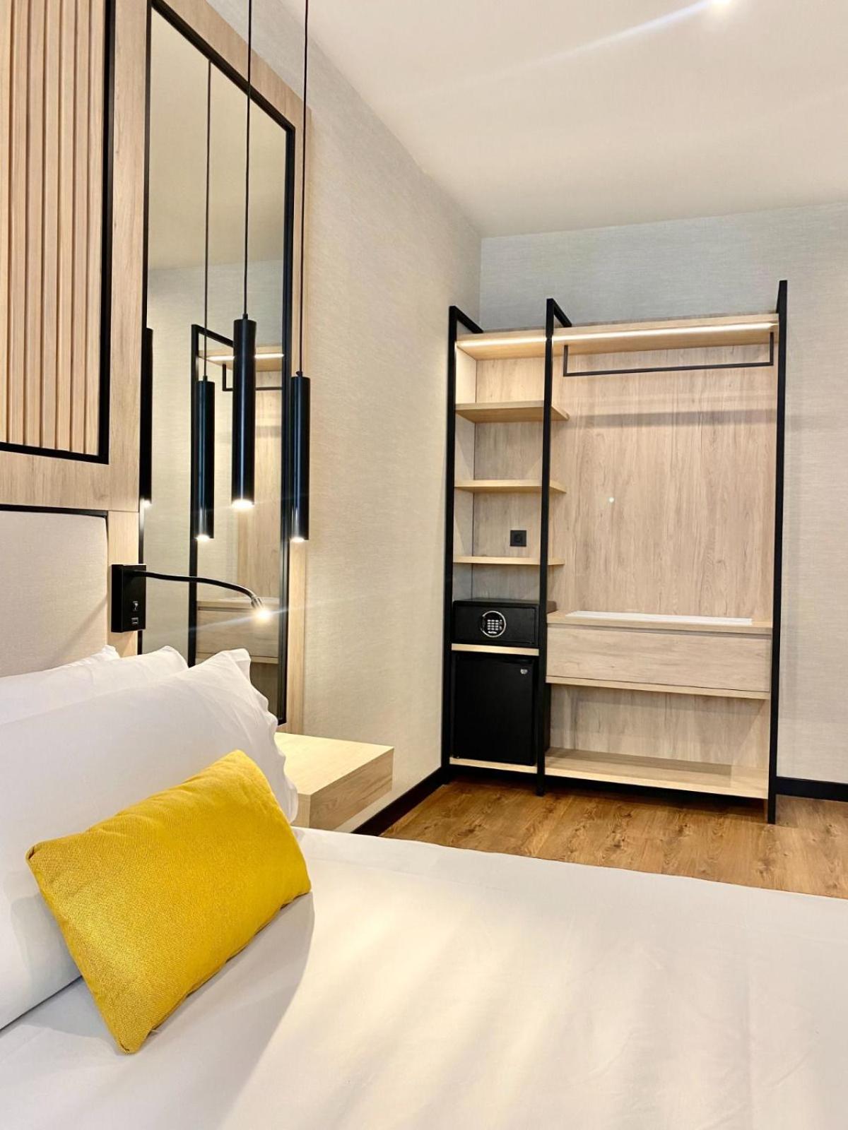 Double or Twin Room - Photo 12
